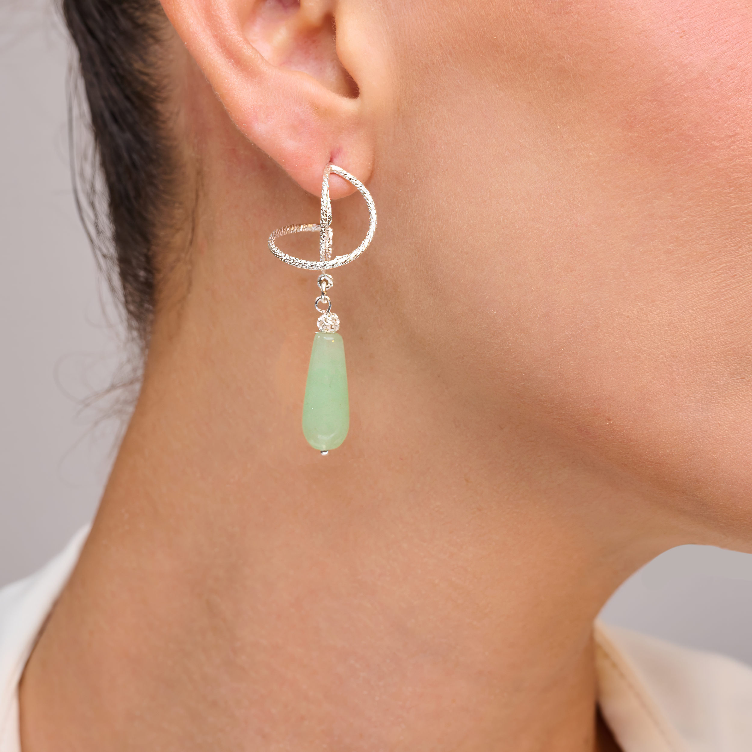 עגילי כסף מעוצבים עם אגת ירוקה רכה – שילוב מדויק של אלגנטיות מודרנית עם חיבור לטבע. הצבע הירוק הבהיר משדר שלווה ורוך, ויוצר איזון מושלם עם גימור הכסף הקר. תכשיט שמתאים לנשים שאוהבות פריטים שקטים, איכותיים ומלאי נוכחות. אידיאלי ליום עבודה, לאירוע רגוע או כפינוק יומיומי עם משמעות.

