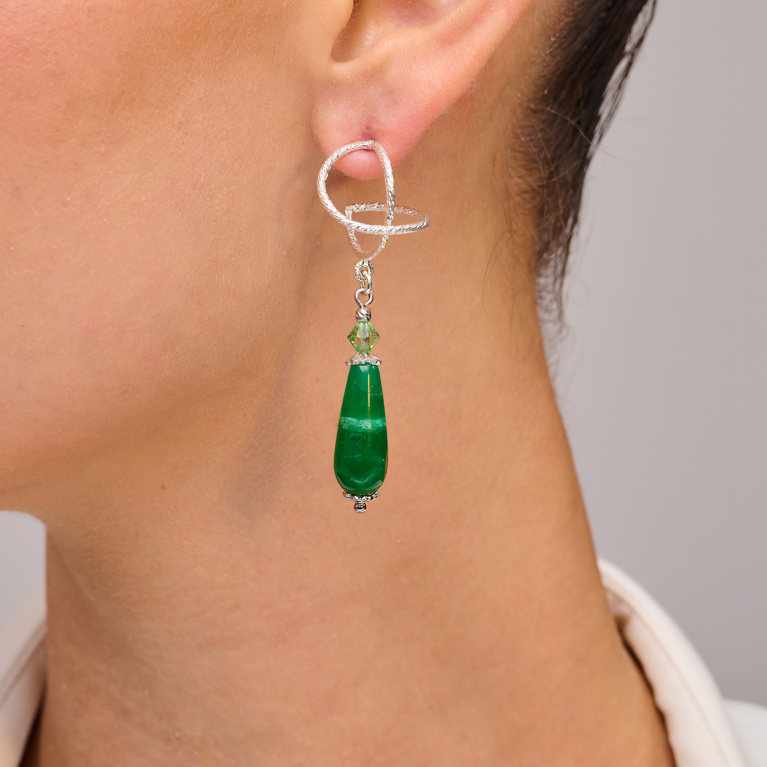 עגילי כסף בעיצוב מקורי עם אגת ירוקה – תכשיט שמשלב אנרגיה טבעית עם קווים אלגנטיים ונשיים. הגוון הירוק של האגת משדר רעננות, איזון וצמיחה, ומתאים למראה קלאסי או מודרני כאחד. העיצוב המעודן מדגיש את יופייה של האבן, והעגילים נוחים ללבישה ממושכת. תכשיט שמתאים ליום-יום, לאירוע חגיגי או כמתנה עם משמעות.

