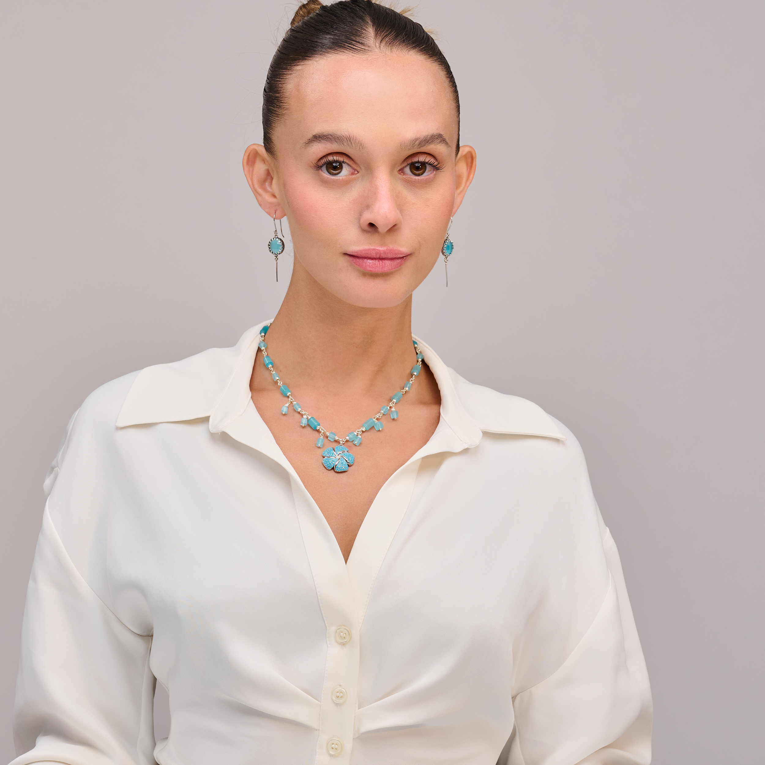 תכשיט עם אווירה רגועה ונשית – גווני תכלת בהירים, ותליון בצורת פרח שמעורר זיכרונות מטיולים בטבע. מתאימה ליום-יום, לפגישות או כמתנה נעימה עם מסר עדין של אהבה לטבע.