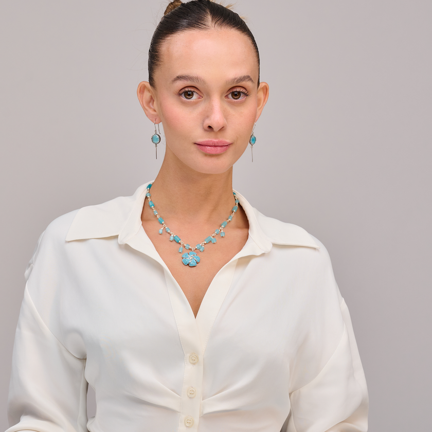 תכשיט עם אווירה רגועה ונשית – גווני תכלת בהירים, ותליון בצורת פרח שמעורר זיכרונות מטיולים בטבע. מתאימה ליום-יום, לפגישות או כמתנה נעימה עם מסר עדין של אהבה לטבע.