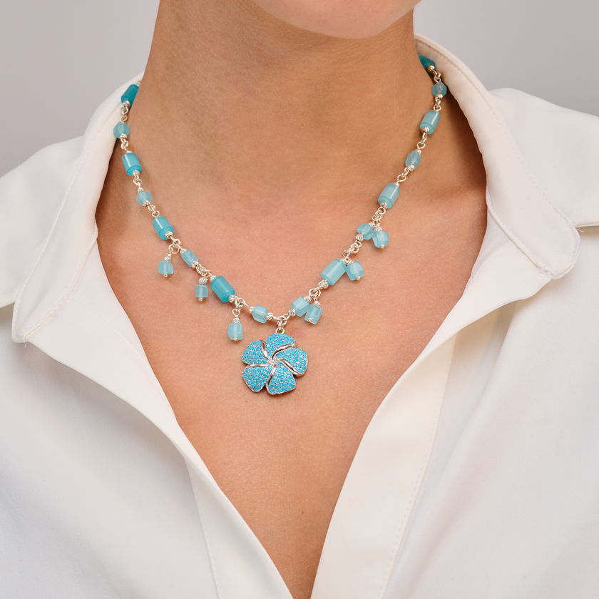 תכשיט רומנטי וקליל עם חרוזים בגוון תכלת וטוויסט פרחוני קסום – השרשרת יוצרת מראה אביבי ורענן. אידיאלית כמתנה ליום הולדת, תחילת קיץ או כמתנה לעצמך – כי מגיע לך משהו יפה.