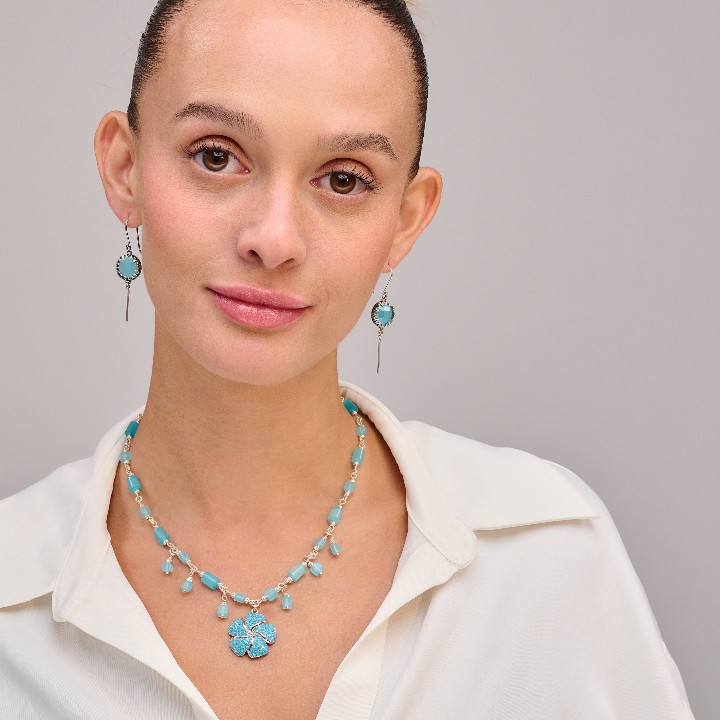 שרשרת שמביאה איתה תחושת רוך והתחדשות – תכלת של שמיים פתוחים, ופרח קטן כסמל של חיים ויופי. תוספת נפלאה לכל מלתחה – שרשרת עם ניחוח של טבע ואופטימיות.