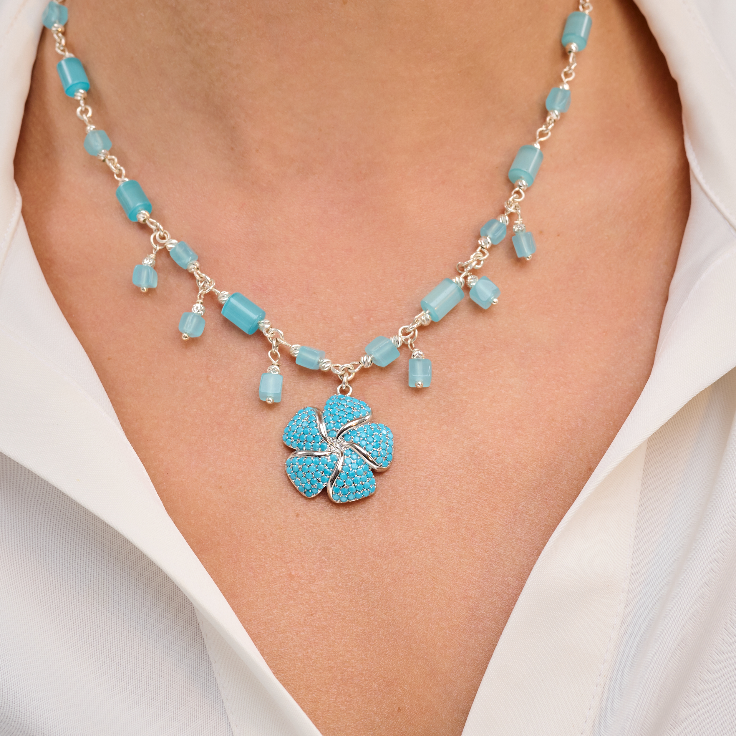 שרשרת קיץ מושלמת בגווני תכלת עם תליון פרח שמוסיף תחושת תום ונגיעה ילדותית מלאת חן. מושלמת ללוק קיצי, למסיבה בגינה או כפינוק קטן שמאיר את הלב.
