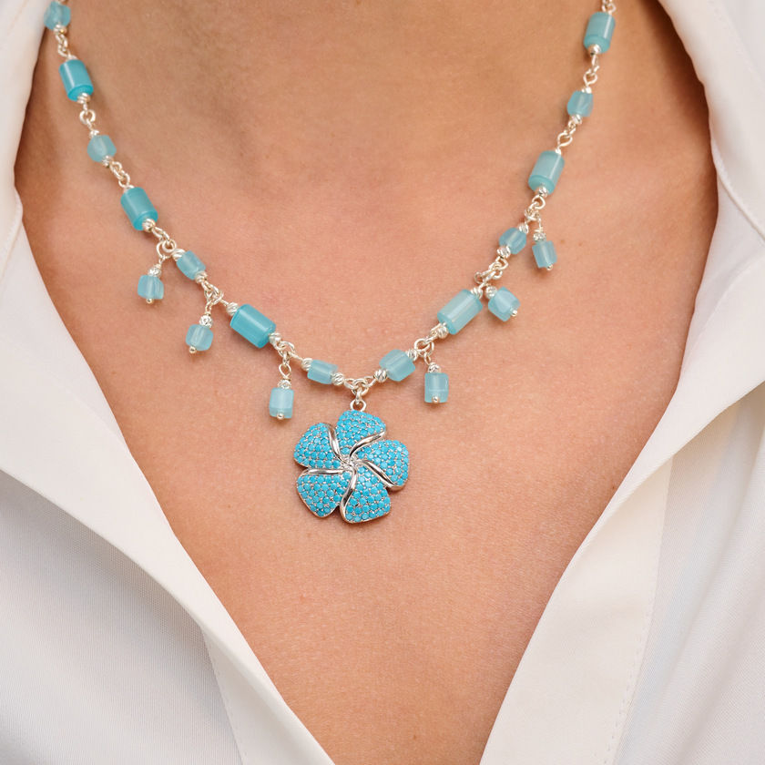 שרשרת קיץ מושלמת בגווני תכלת עם תליון פרח שמוסיף תחושת תום ונגיעה ילדותית מלאת חן. מושלמת ללוק קיצי, למסיבה בגינה או כפינוק קטן שמאיר את הלב.