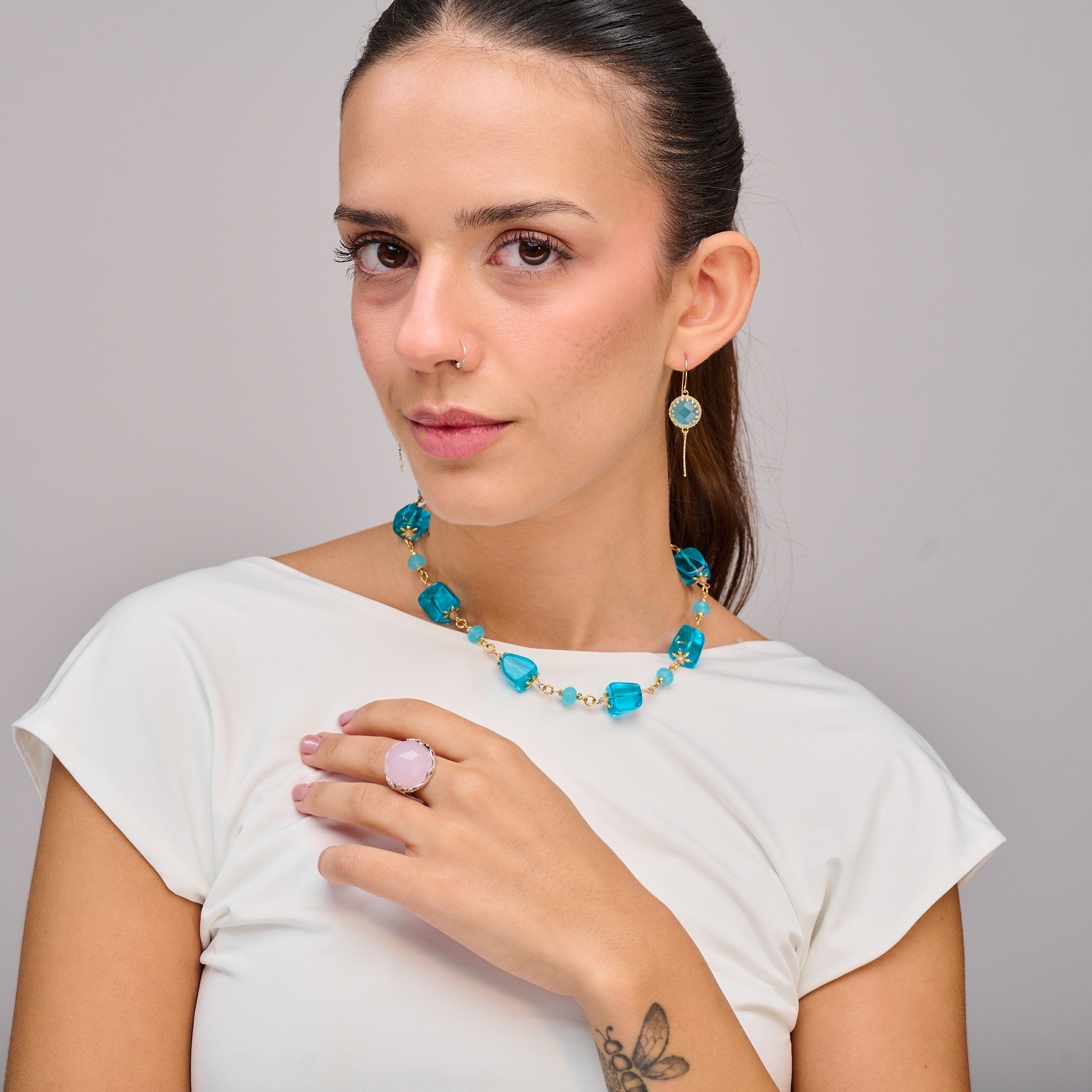 קולר זהוב עם חרוזים בגווני טורקיז כחול ואקווה, מעוצב באווירה קלילה ומלאת אופי. עיצוב לא שגרתי, עם מגע אישי ויד אמן. תכשיט שניתן לענוד לבד או לשלב עם שכבות נוספות להשלמת לוק אופנתי.