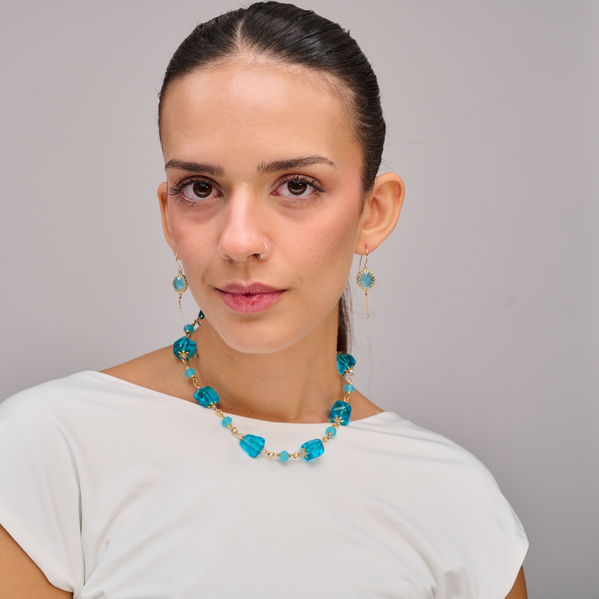 שרשרת בוהו אופנתית בגווני טורקיז וכחול אוקיינוס, עם חרוזים בולטים בעיצוב גיאומטרי וחיבורים זהובים דקורטיביים. הקולר מביא עמו תחושת נופש ים-תיכוני, ומשלב בין קלילות לאלגנטיות במראה מקורי.
