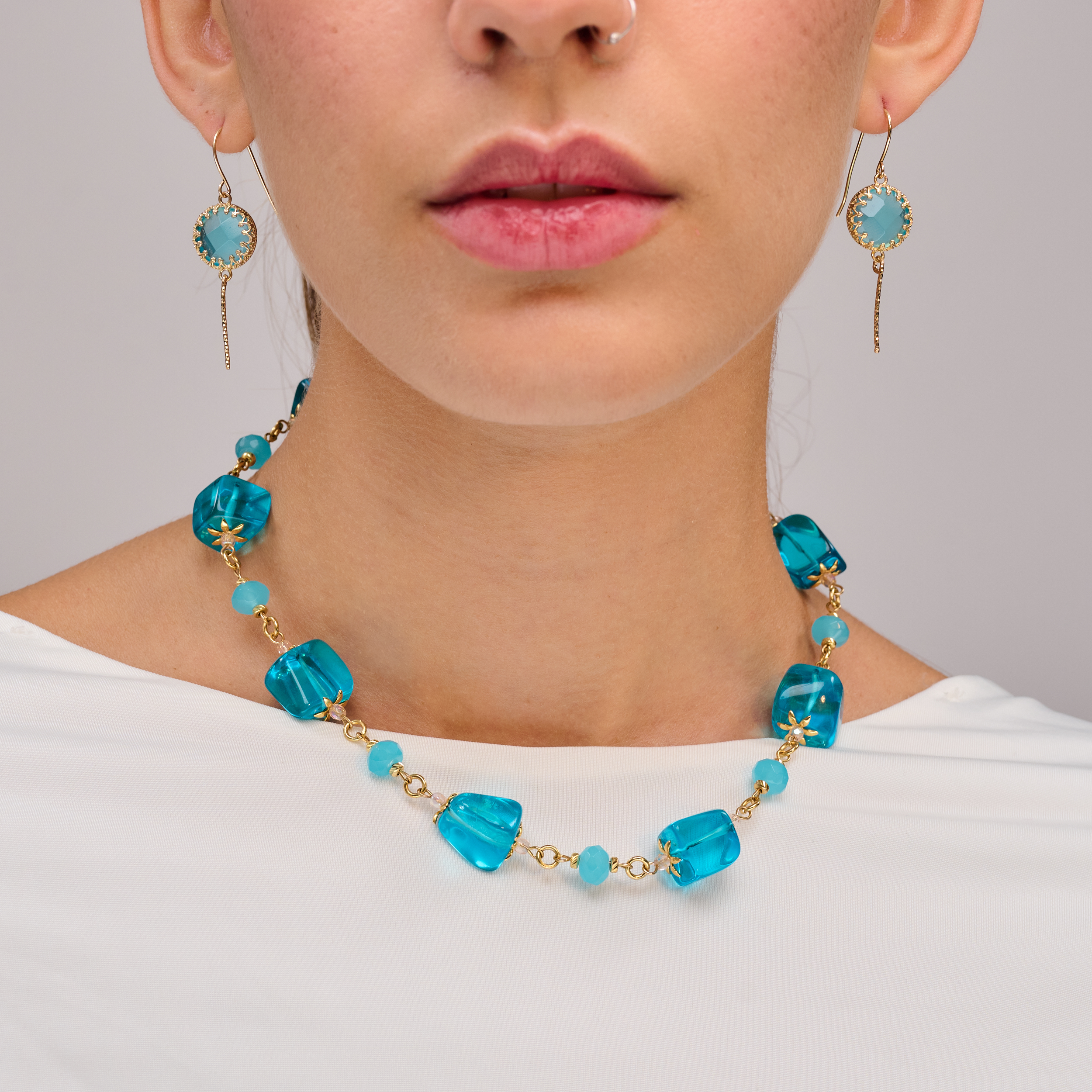 קולר בגוונים תכולים עם חרוזים שקופים בגימור מלוטש, מחוברים בשרשרת דקה מוזהבת. עיצוב מיוחד שמעניק מראה קיץ רומנטי, קליל ושיקי. מתאים לנשים שאוהבות תכשיטים בעבודת יד עם אופי ייחודי.