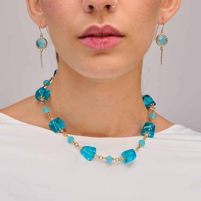 קולר בגוונים תכולים עם חרוזים שקופים בגימור מלוטש, מחוברים בשרשרת דקה מוזהבת. עיצוב מיוחד שמעניק מראה קיץ רומנטי, קליל ושיקי. מתאים לנשים שאוהבות תכשיטים בעבודת יד עם אופי ייחודי.