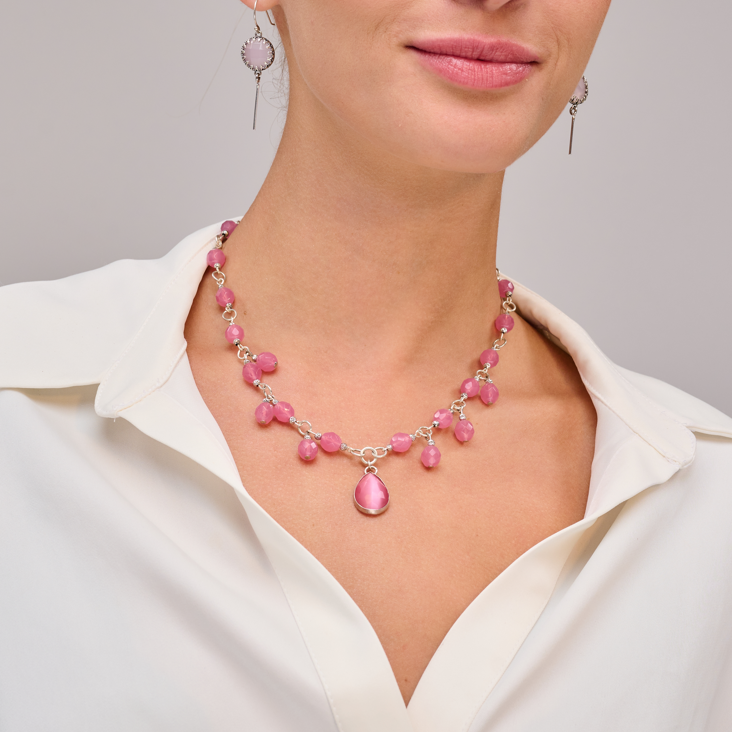 שרשרת נשית וקסומה, עם אבנים בגוני ורוד טבעי ואפקט עין חתול שמאיר את הפנים ונוגע בלב. תכשיט שמרגיש כמו קסם קטן – קלאסי, נשי, ותמיד מושך מחמאות.