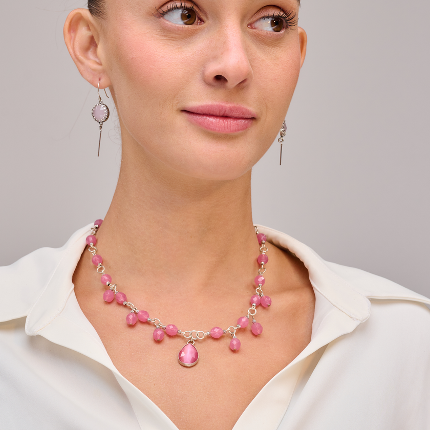 שרשרת בגווני ורוד רך ועמוק, עם אבנים בעלות ברק פנימי ייחודי – אפקט עין חתול שמשדר אלגנטיות מסתורית. מתאימה לנשים שאוהבות תכשיטים עם טקסטורה חזותית ותנועה עדינה – אלגנטיות ייחודית בכל מבט.