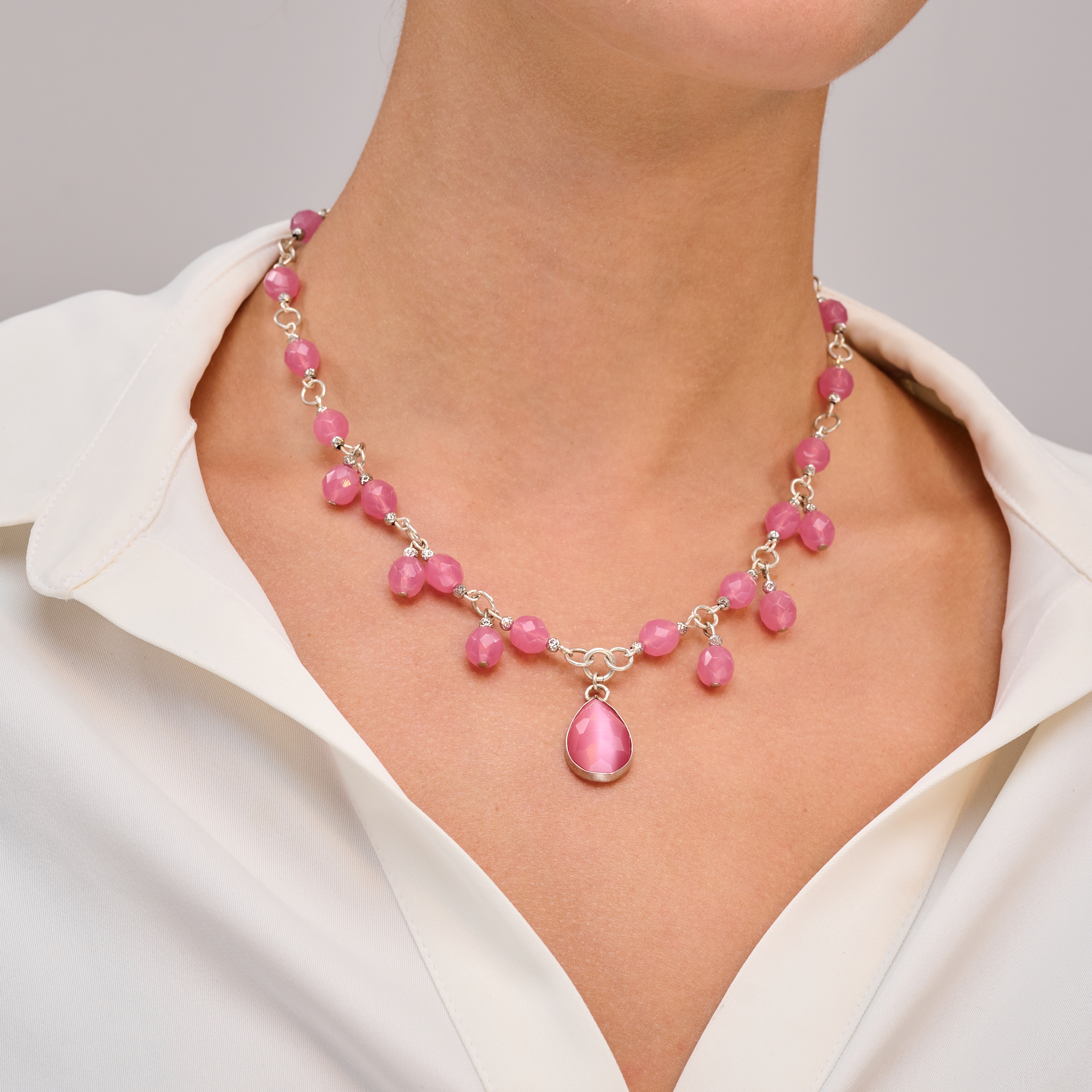 תכשיט בעבודת יד בגווני ורוד פסטלי, עם אבן בעיבוד עין חתול שמשדרת זוהר פנימי ורכות אינסופית. התכשיט משתלב נהדר עם סטייל בוהו-שיק רומנטי או לבוש אלגנטי עם קווים נקיים.