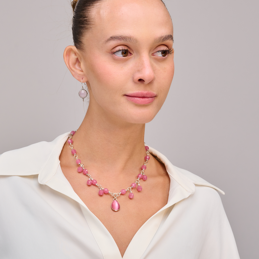 שרשרת עם נוכחות רגועה אך בולטת, בזכות אפקט עין חתול ורדרד שמחזיר אור בצורה קסומה ומחמיאה. תכשיט שמרגיש כמו קסם קטן – קלאסי, נשי, ותמיד מושך מחמאות.