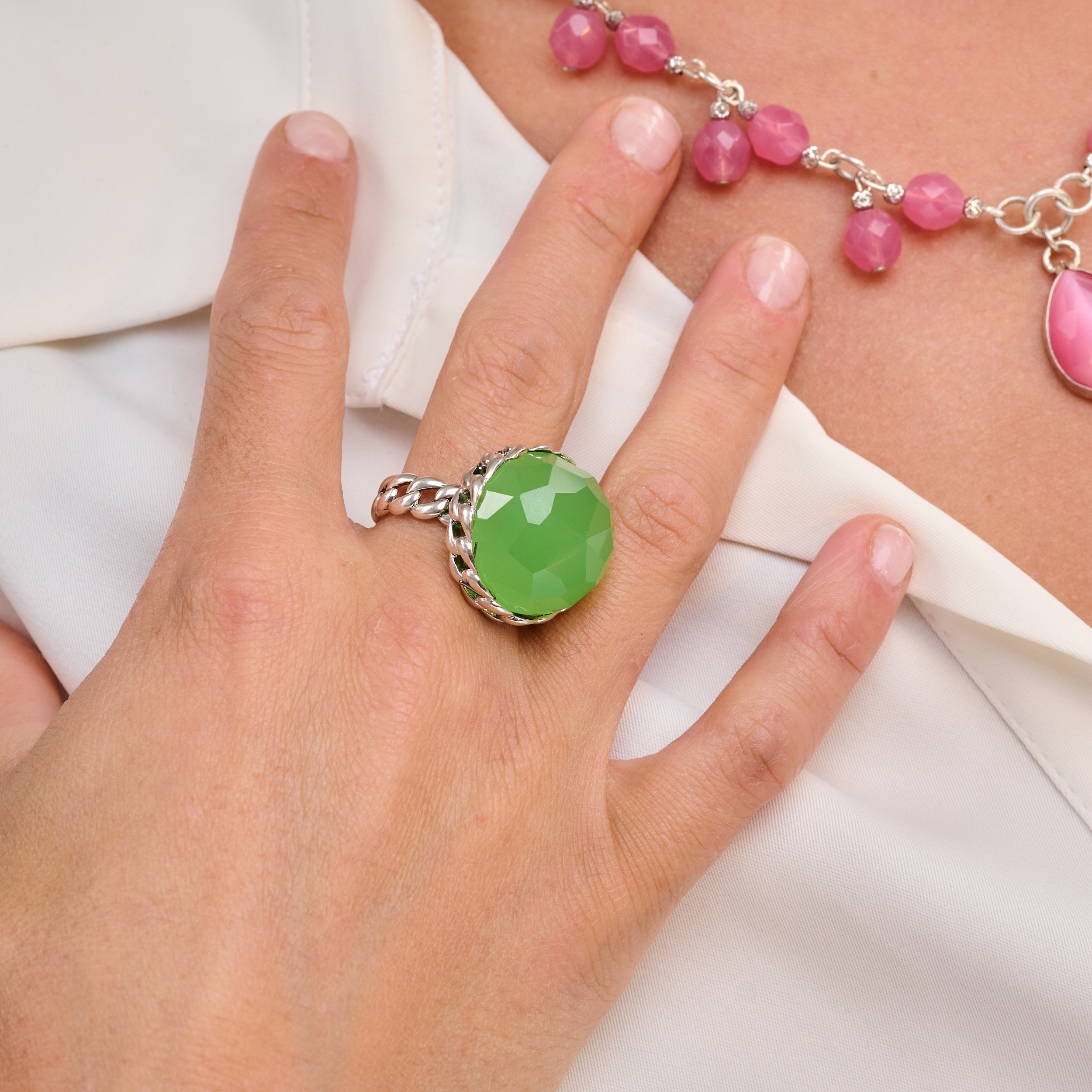 טבעת כסף מיוחדת עם אופליט בגוון ירוק עמוק