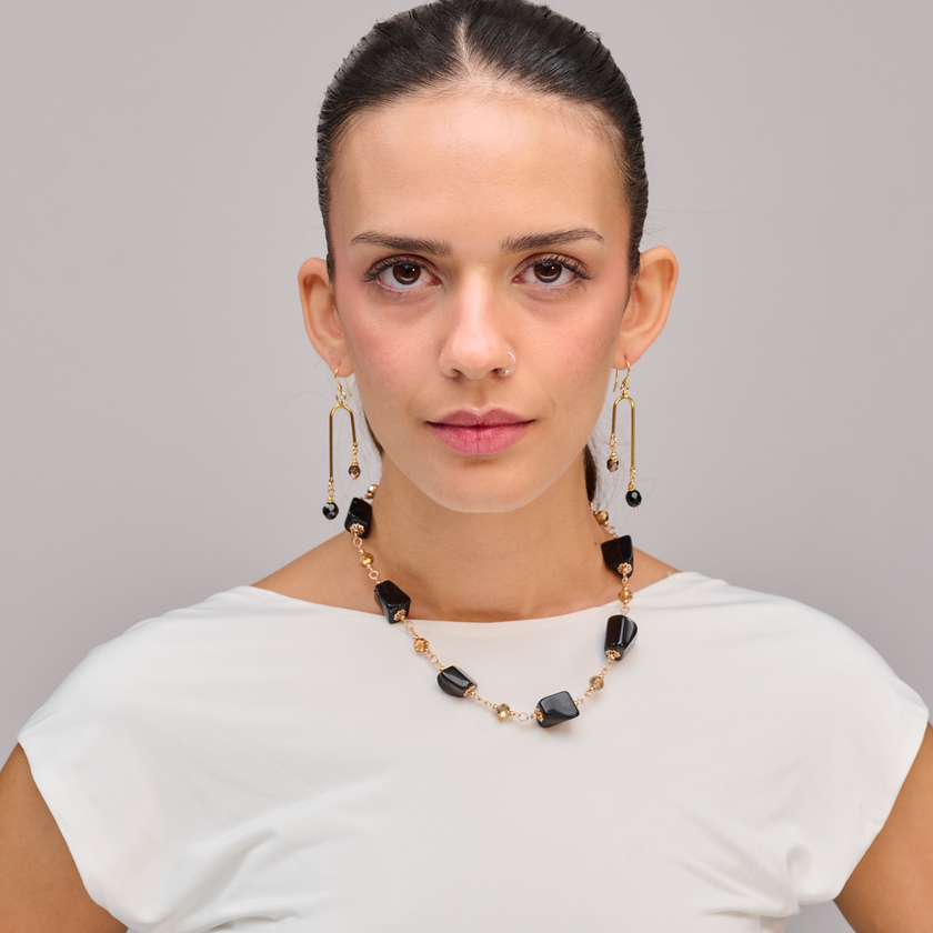 שרשרת רוחנית־עוצמתית עשויה מאבנים שחורות – אוניקס, שחמט או טורמלין – עם אנרגיה של הגנה, התכנסות וריכוז פנימי. הגוון השחור מסמל יסוד, ביטחון ונוכחות. תכשיט שמתאים לנשים שמבקשות יופי עם עומק רגשי או סמליות.

קיימת אפשרות להוסיף עגילים לסט.