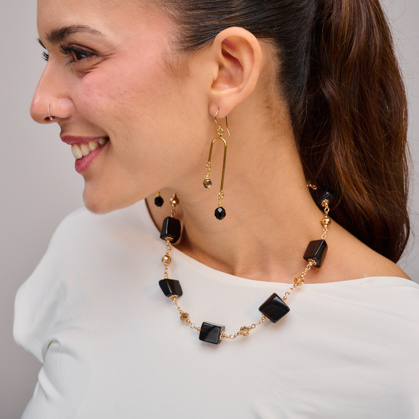 שרשרת בעיצוב דרמטי אך מעודן – אבנים שחורות מלוטשות שמייצרות משחקי אור עדינים על פני הצוואר. כל אבן נושאת בתוכה ברק שקט ותחושת כוח. מושלם למראה ערב מוקפד, ללבוש מונוכרומטי או לשילוב עם זהב ליצירת מראה חורפי ומרשים.
קיימת אפשרות להוסיף עגילים לסט.
