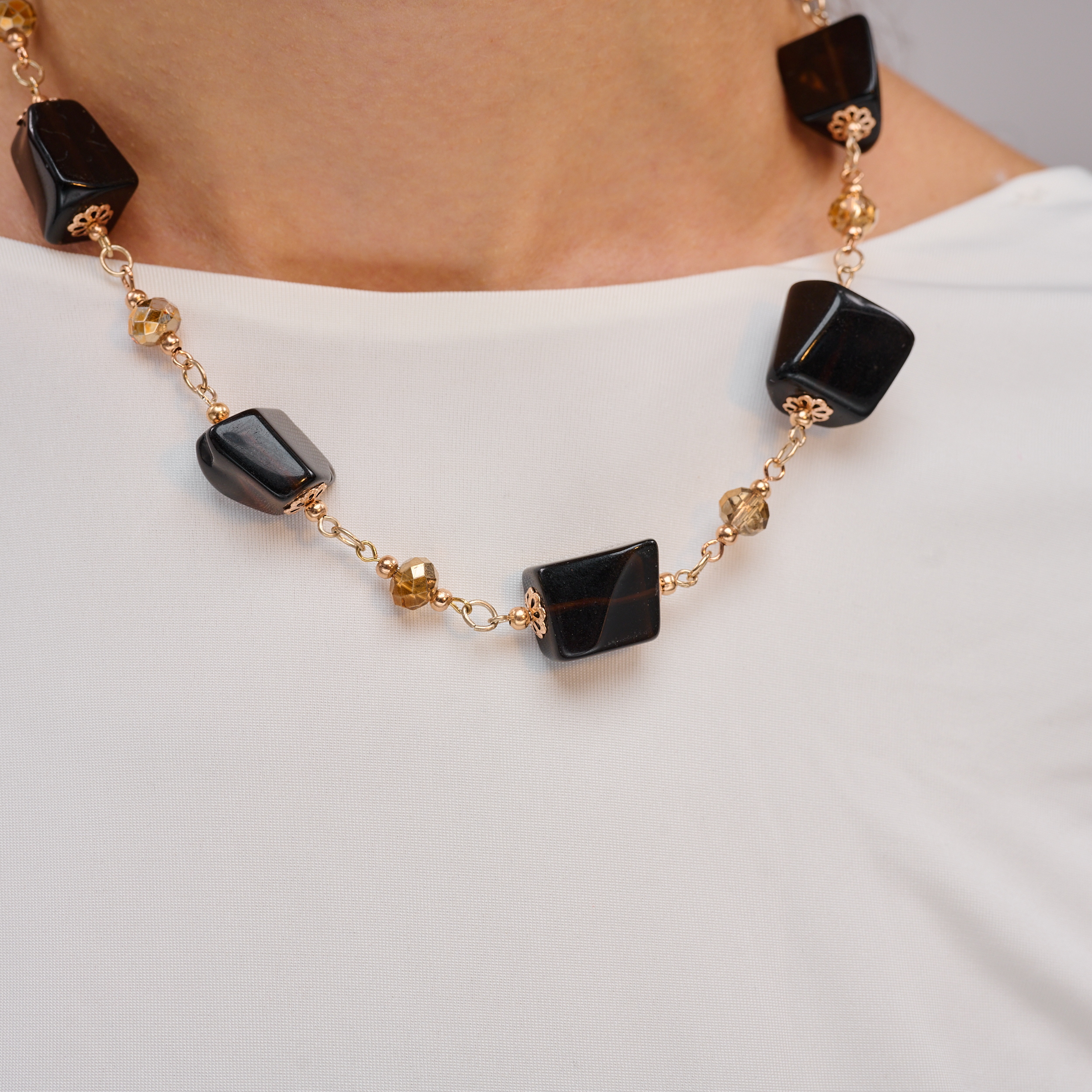 תכשיט בעיצוב בוהו־אורבני עם חרוזים שחורים בגימור מט וגלוסי לסירוגין. שילוב של מרקמים וטונים בתוך סקאלת השחור יוצר מראה מתוחכם, מלא ניגודים עדינים. מושלם לאוהבות מינימליזם עם עוצמה שקטה, או כמתנה עם סגנון מודרני ונקי.

