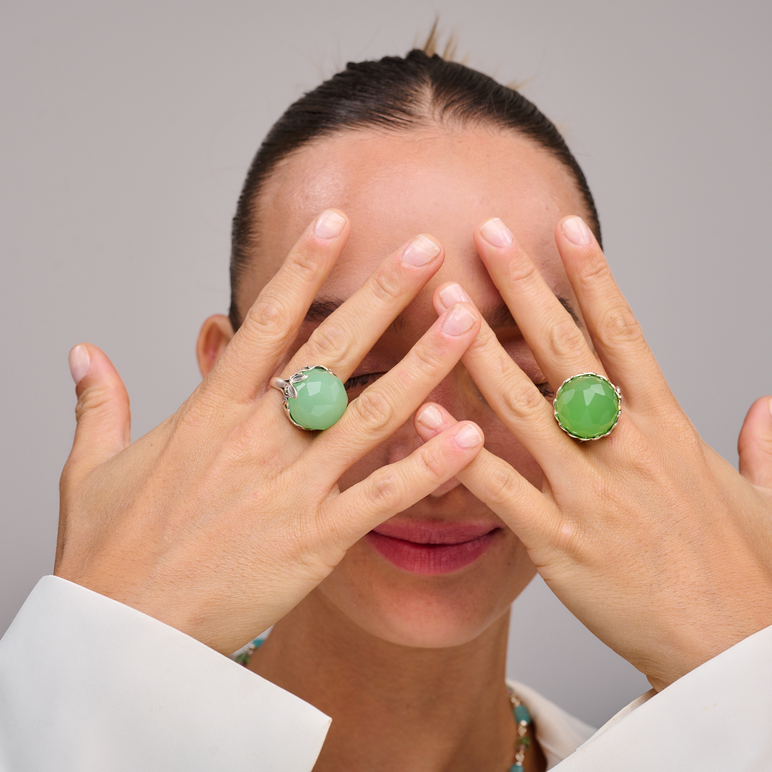 טבעת כסף מיוחדת עם אופליט בגוון ירוק עמוק