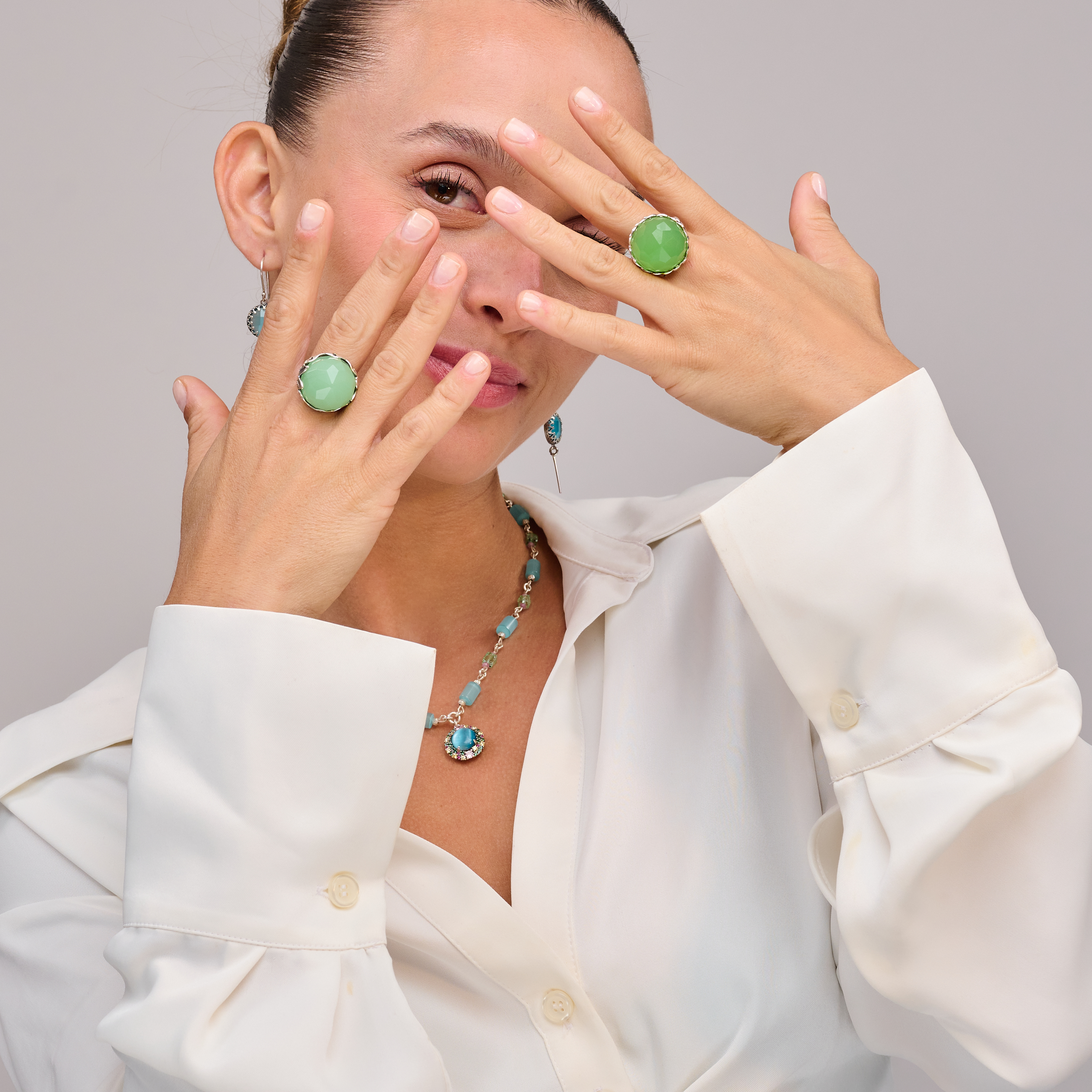 טבעת כסף מיוחדת עם אופליט בגוון ירוק עמוק