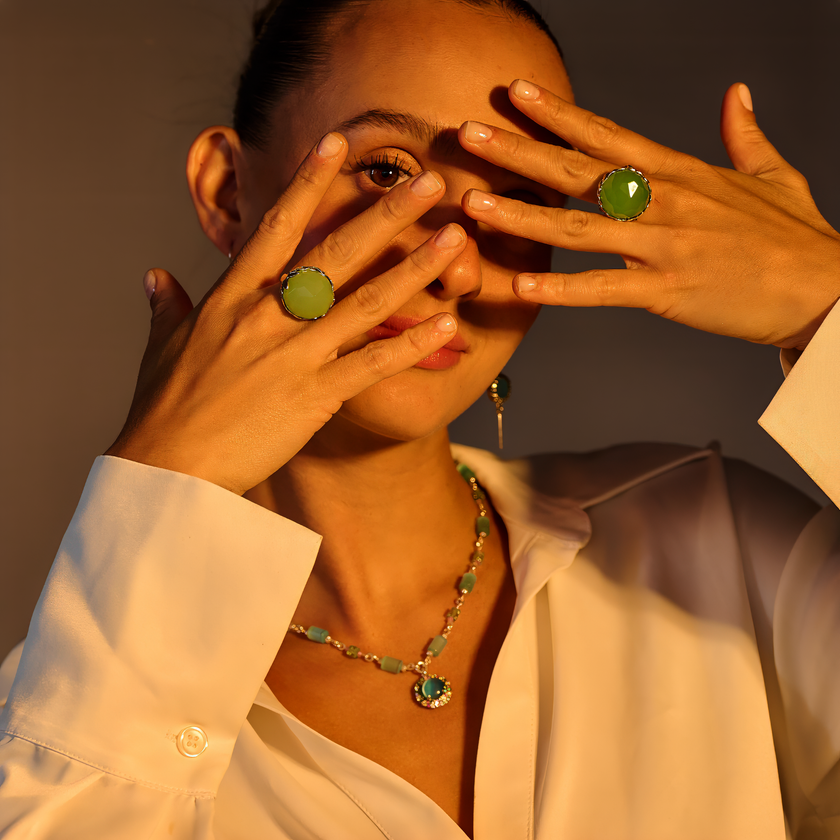 טבעת כסף מיוחדת עם אופליט בגוון ירוק עמוק