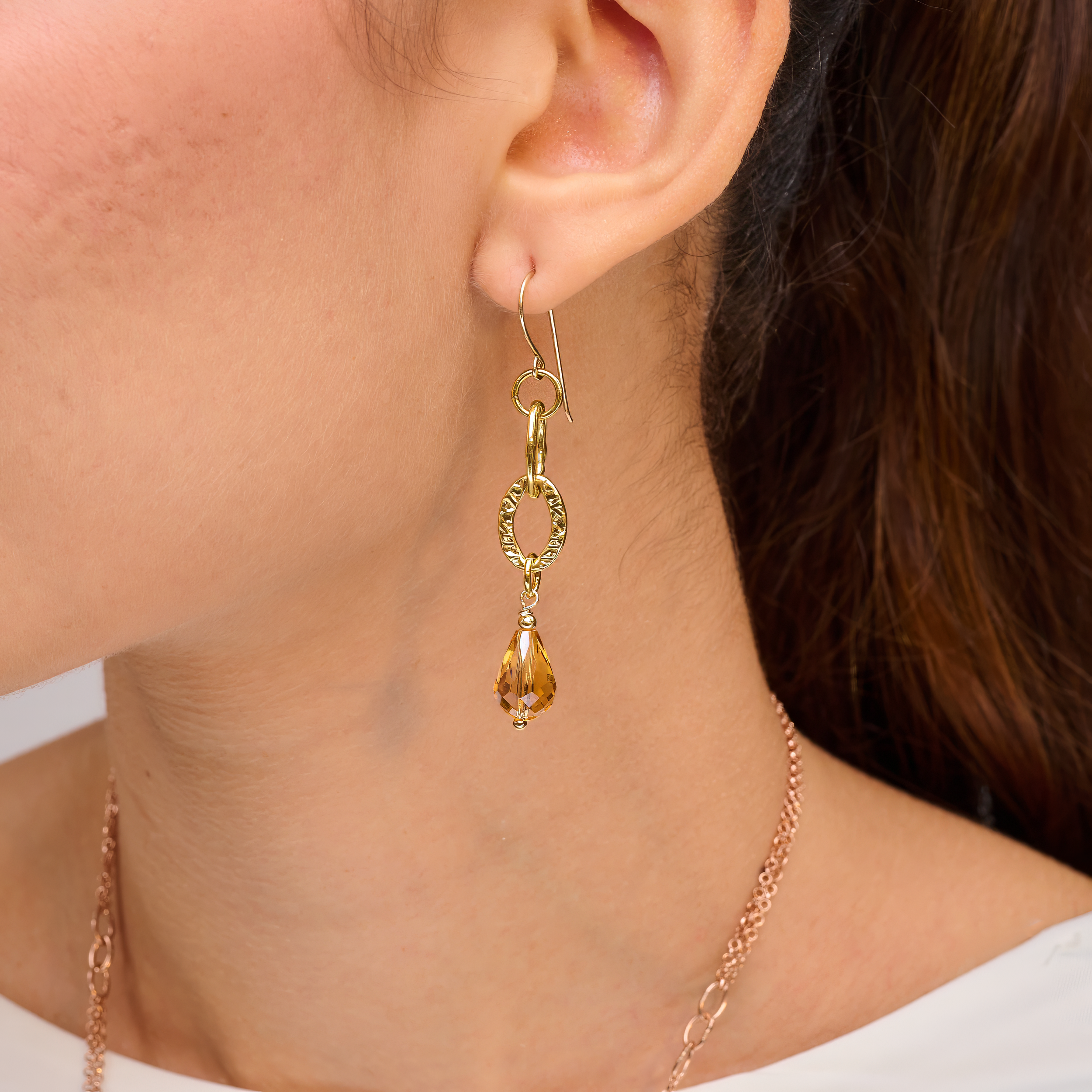 
עגילים תלויים בעיצוב עדין ואלגנטי עם אבן סיטרין טבעית בצורת טיפה, משובצת בתחתית שרשרת דקה. הגוון הזהוב-שקוף של האבן יוצר מראה חמים ומואר, מושלם לשדרוג מראה יומיומי או להשלמת הופעה אלגנטית. סיטרין נחשב לאבן של שמחה, שפע ואנרגיה חיובית – מתנה מושלמת לנשים שאוהבות עיצובים טבעיים ומלאי אור.

וריאנט 2:
עגילים עם אבן סיטרין בצורת טיפה, תלויים בעדינות ליצירת תנועה רכה ונוכחות זוהרת. העיצוב משלב בין מראה מינימליסטי לאבני חן בגוון זהב-דבש, המתאימים ללוק יום יומי עם טאץ' של יוקרה. סיטרין מביא איתו אנרגיה של

