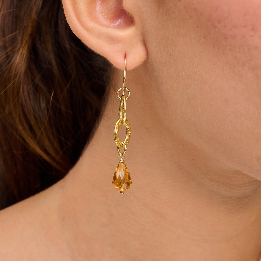 עגילים עם אבן סיטרין בצורת טיפה, תלויים בעדינות ליצירת תנועה רכה ונוכחות זוהרת. העיצוב משלב בין מראה מינימליסטי לאבני חן בגוון זהב-דבש, המתאימים ללוק יום יומי עם טאץ' של יוקרה. סיטרין מביא איתו אנרגיה של חום, שמחה ופתיחות – בחירה נהדרת לנשים עם סטייל טבעי ואור פנימי.

