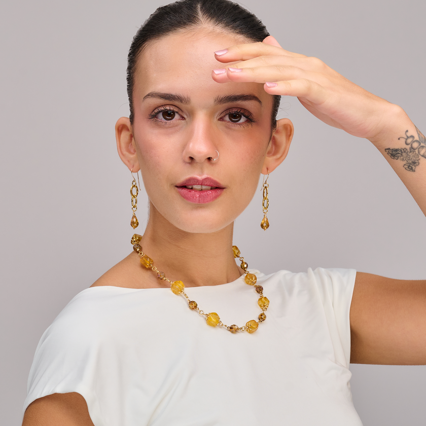 שרשרת אבנים בצהוב-זהב בהשראת חיטה בשלה ושדות חמניות. האבנים בגוונים שונים יוצרים משחק של אור וצל, תנועה ועדינות. עיצוב שמשלב רוך עם עוצמה שקטה. מתאימה להשלמת לוק חגיגי באווירה טבעית, או כמתנה לסמל תקווה וצמיחה חדשה.

העגילים להמחשה בלבד