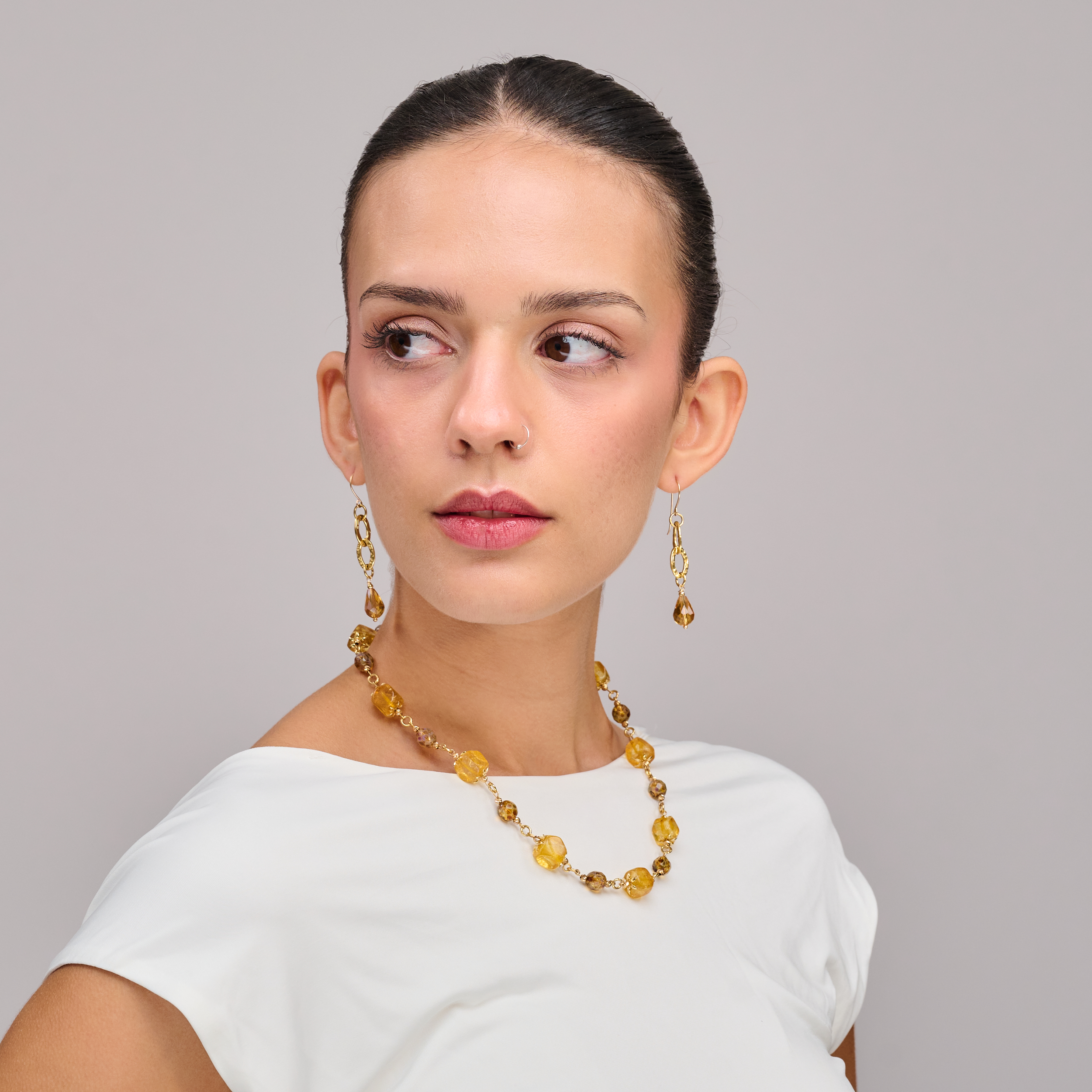 שרשרת קריסטלים בגוונים של שמש – תכשיט בצבעי צהוב בהיר, חרדל וזהב עתיק. כל אבן נראית כאילו היא לוכדת קרן שמש אחרת. תכשיט שמפיץ אנרגיה חיובית, אופטימיות ושמחת חיים. מתאים לאוהבות צבע, לאביב ולנשים שמביאות איתן אור טבעי לכל מקום.


