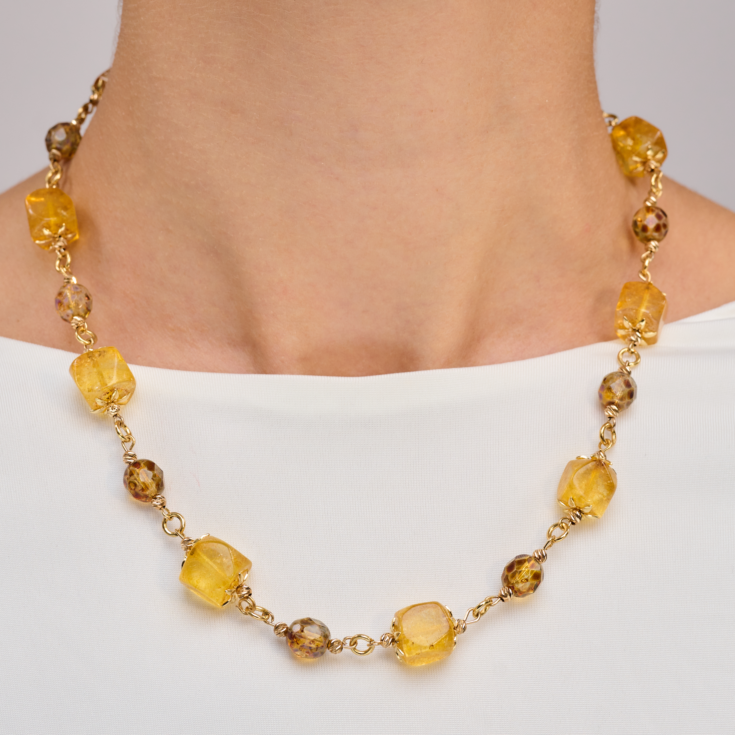 ענק אבנים בגווני צהוב