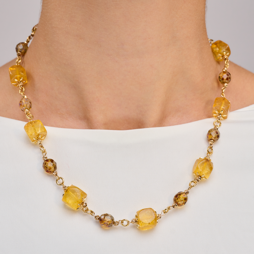 ענק אבנים בגווני צהוב