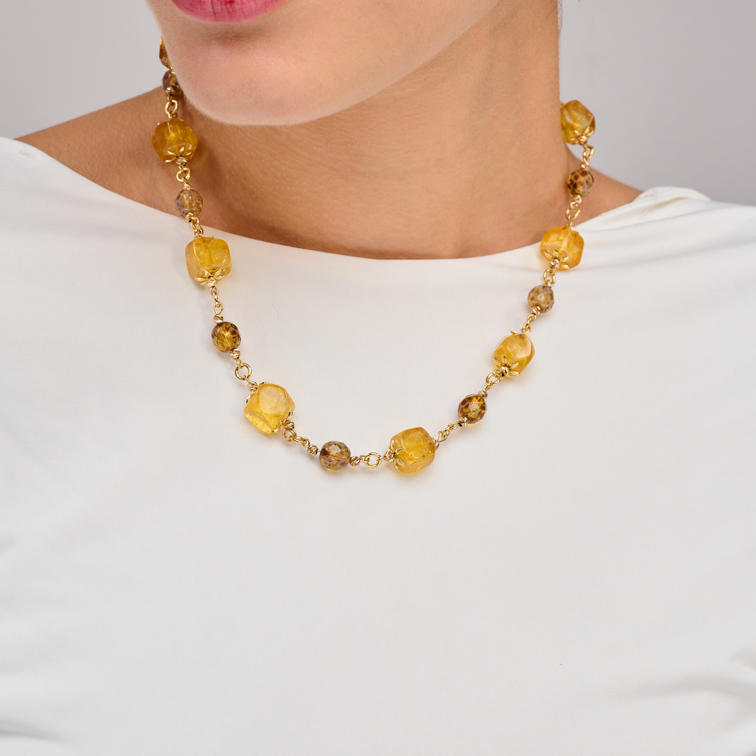 שרשרת בגוונים משתנים של צהוב – מאבן צהובה אטומה עם גימור מאט ועד חרוזים שקופים בגוון ענבר. התכשיט נוצר בהשראת אור השמש והשדה הבשל, ומעניק תחושת חופש, רכות ואנרגיה חיובית. מתאים למראה טבעי עם טוויסט צבעוני.

