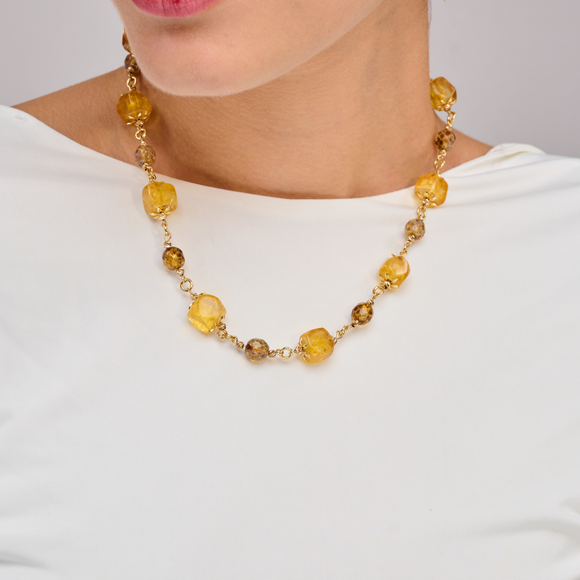 שרשרת בגוונים משתנים של צהוב – מאבן צהובה אטומה עם גימור מאט ועד חרוזים שקופים בגוון ענבר. התכשיט נוצר בהשראת אור השמש והשדה הבשל, ומעניק תחושת חופש, רכות ואנרגיה חיובית. מתאים למראה טבעי עם טוויסט צבעוני.

