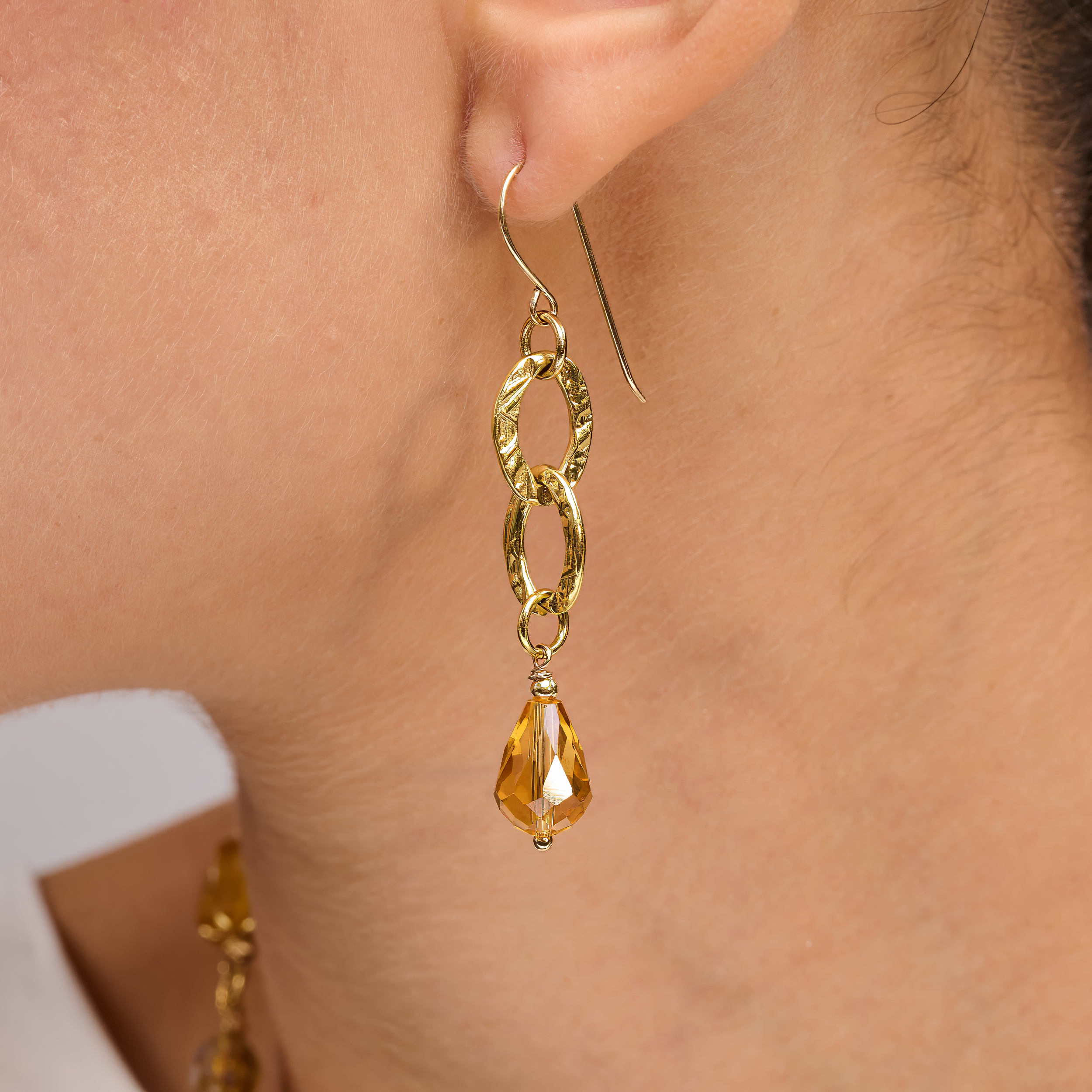 עגילי טיפה עם אבן סיטרין בגימור מלוטש, משתלשלים על גבי חישוק או וו דק בגוון כסף או זהב. עיצוב בעבודת יד שמשלב פשטות קלאסית עם צבע עז ונעים. מתאים לערב, לאירועים מיוחדים וגם למראה יומיומי עם נגיעה של ברק שמשי. תכשיט שמבליט את הפנים באור רך ומחמיא, ומתאים לנשים בכל גיל.

