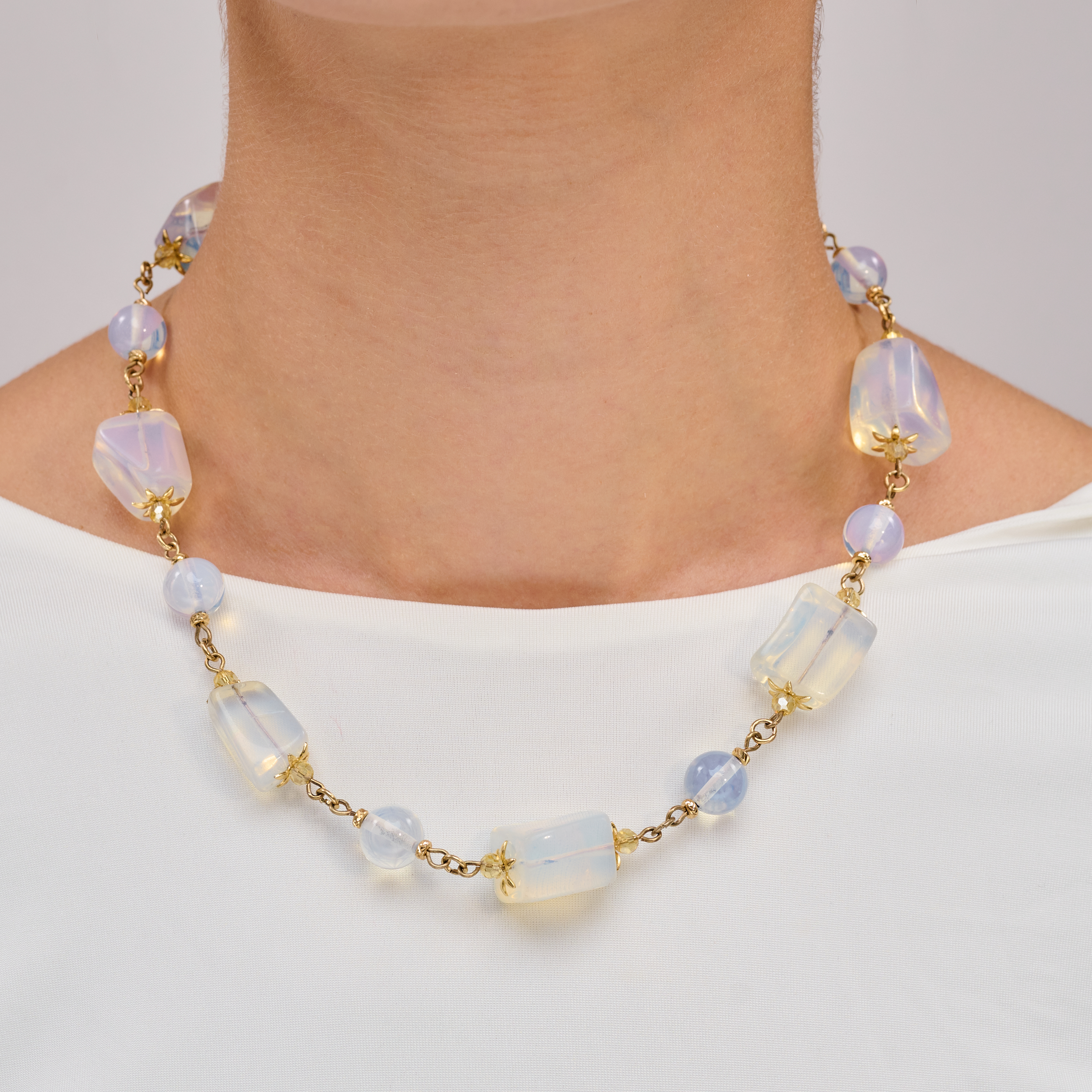 שרשרת קריסטלים קסומה בשילוב מונסטון טבעי ואופליט זוהר – תכשיט שמחבר בין קרני ירח לבין חלום פנימי. הגוונים השקופים-פנינתיים בורקים באור משתנה ויוצרים תנועה של אור על העור. עיצוב שמדגיש נשיות, איזון פנימי ואינטואיציה. תכשיט שמרגיש כמו לילה שקט עם כוכבים.

