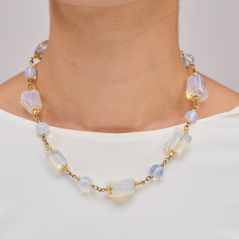 שרשרת קריסטלים קסומה בשילוב מונסטון טבעי ואופליט זוהר – תכשיט שמחבר בין קרני ירח לבין חלום פנימי. הגוונים השקופים-פנינתיים בורקים באור משתנה ויוצרים תנועה של אור על העור. עיצוב שמדגיש נשיות, איזון פנימי ואינטואיציה. תכשיט שמרגיש כמו לילה שקט עם כוכבים.

