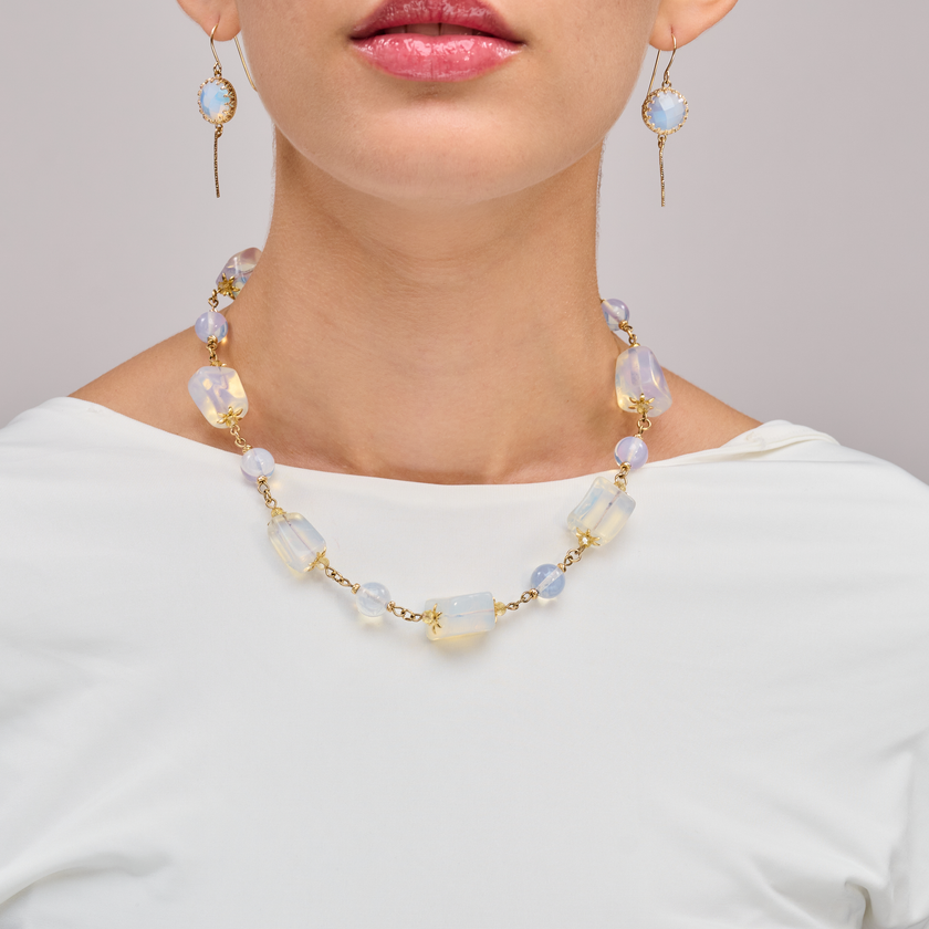 שרשרת משולבת של מונסטון ואופליט, בעבודת יד קפדנית. האבנים בגוונים של קרח, פנינה ושקיפות חלבית, מונחות בסידור הרמוני שמקרין רוגע ושלווה. תכשיט שמתחבר לאנרגיה נשית רכה ומגוננת, אידיאלי כמתנה עם משמעות או כתוספת מלאת אור ליום רגיל.

העגילים להמחשה בלבד