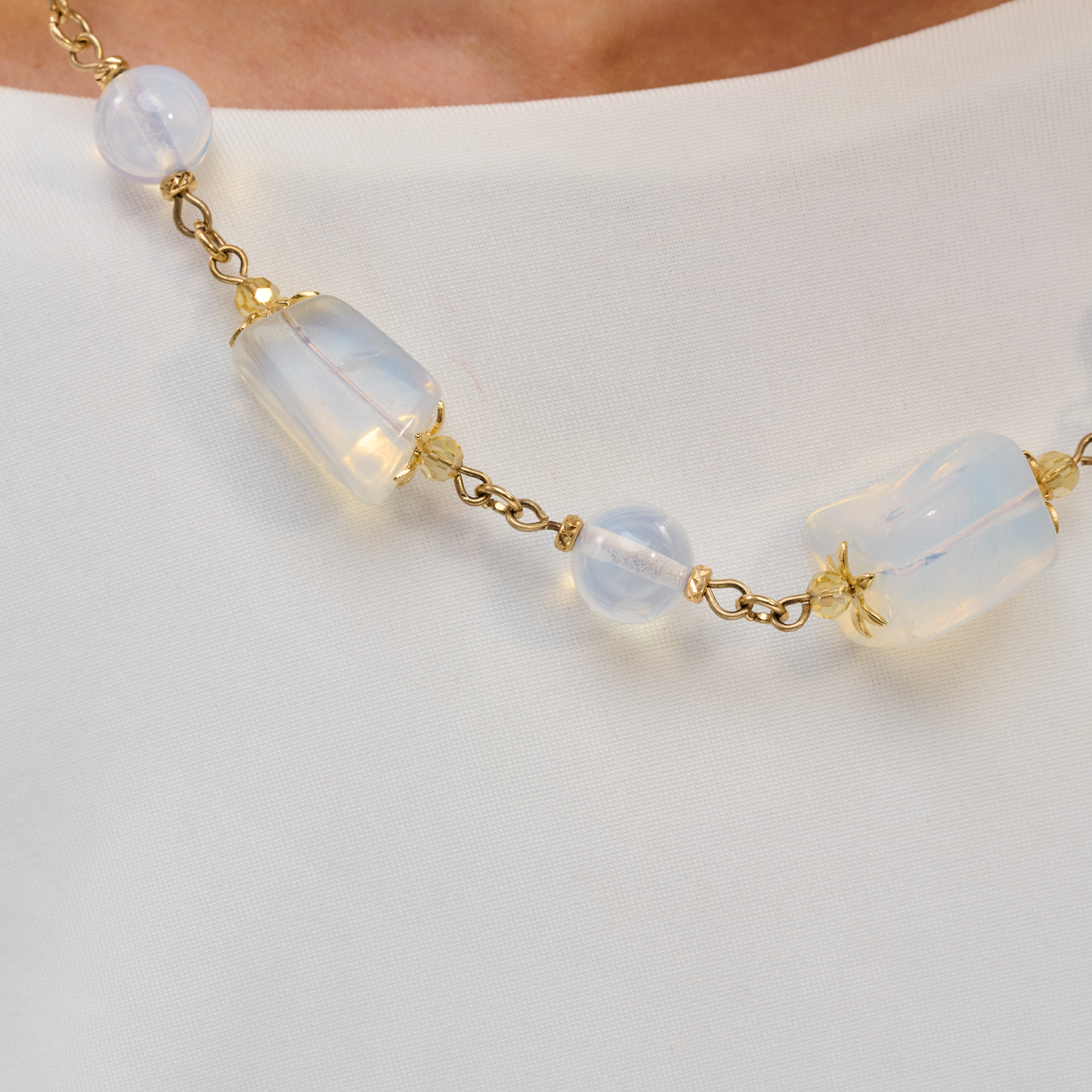 תכשיט בעיצוב אלגנטי־רוחני – שרשרת עם מונסטון בגוון שמנת זוהר ואופליט עם נצנוץ פנימי כחול-לבן. האבנים משתלבות בהרמוניה ליצירת מראה שמימי ונשגב. ענק מושלם לכלות, לערב רומנטי או לכל מי שמבקשת להאיר את נוכחותה ביופי רגוע ובעל עומק.

