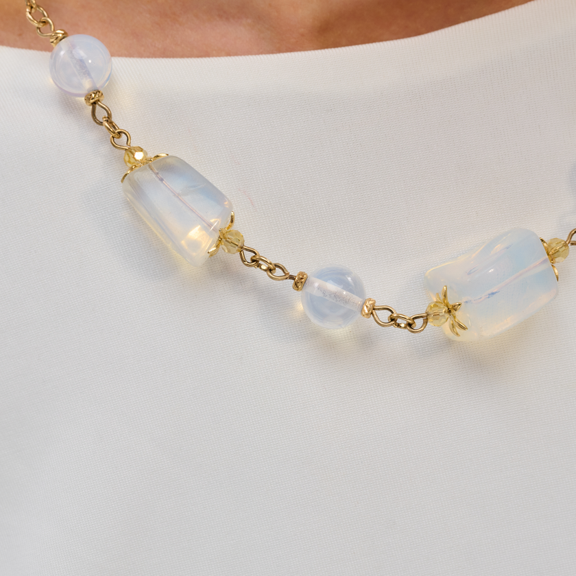 תכשיט בעיצוב אלגנטי־רוחני – שרשרת עם מונסטון בגוון שמנת זוהר ואופליט עם נצנוץ פנימי כחול-לבן. האבנים משתלבות בהרמוניה ליצירת מראה שמימי ונשגב. ענק מושלם לכלות, לערב רומנטי או לכל מי שמבקשת להאיר את נוכחותה ביופי רגוע ובעל עומק.

