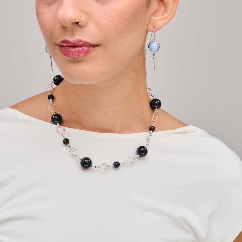 תכשיט עוצמתי בגווני כחול־אוקיינוס – שרשרת מאוונטיורין כחול בעלת טקסטורה חלקה ונוכחות פנימית. האבן נחשבת כמחזקת ביטוי אישי ורוגע מנטלי, והגוונים הכהים־זוהרים מעניקים תחושת יציבות ובשלות. השרשרת קלילה ונוחה לענידה אך בעלת מראה עמוק ונוכחות חזקה. אידיאלית לנשים שמחפשות יופי שהוא גם עוגן אנרגטי, גם פריט עיצוב וגם הצהרה אישית שקטה.

