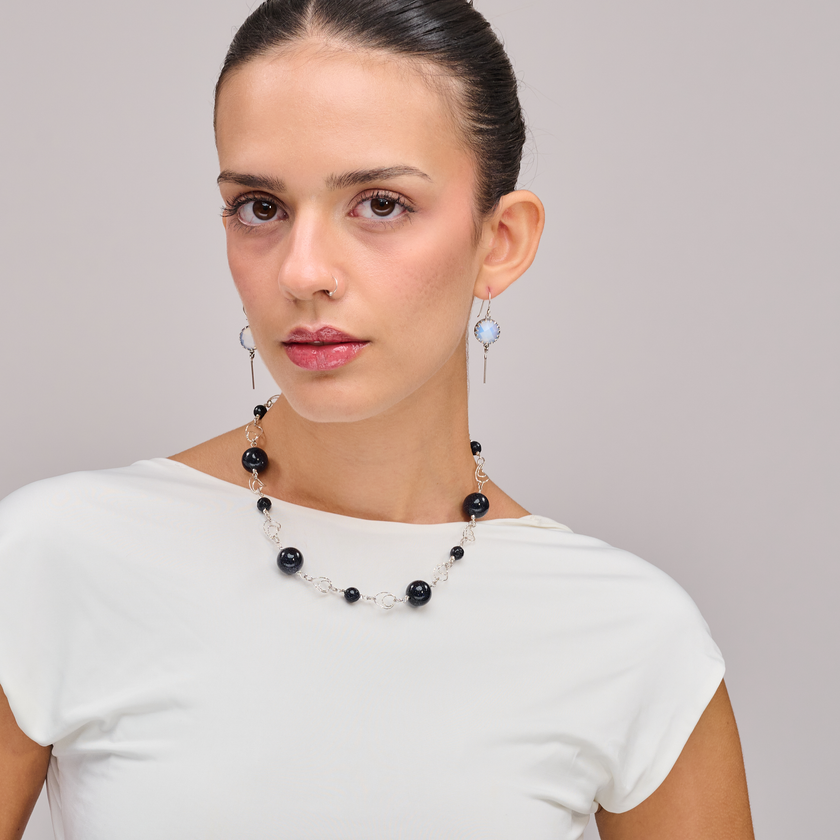 שרשרת אבני אוונטיורין כחול בגוונים של כחול כהה, כחול שמיים מעוננים וכחול־אפור שקוף למחצה. כל אבן נושאת בתוכה ברק עדין, כמו השתקפות של ירח מלא על מים. תכשיט בעבודת יד שמשלב בין עומק רגשי לאסתטיקה מוקפדת. מושלם ללוק יומיומי עם טאץ' אישי ועמוק, או כהשלמה לאאוטפיט ערב עם נוכחות אלגנטית ושקטה.
העגילים להמחשה בלבד
