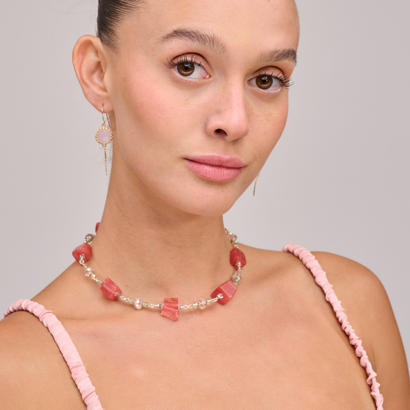 שרשרת בעבודת יד עם שילוב הרמוני של אופליט חלב חלומי ורוז קוורץ בגוון ורוד עדין, יוצרת מראה נקי, רך ונשי במיוחד. תכשיט שמשלב יופי קלאסי עם נגיעה של רוחניות, מושלם כמתנה משמעותית או כתוספת אלגנטית למראה יומיומי.