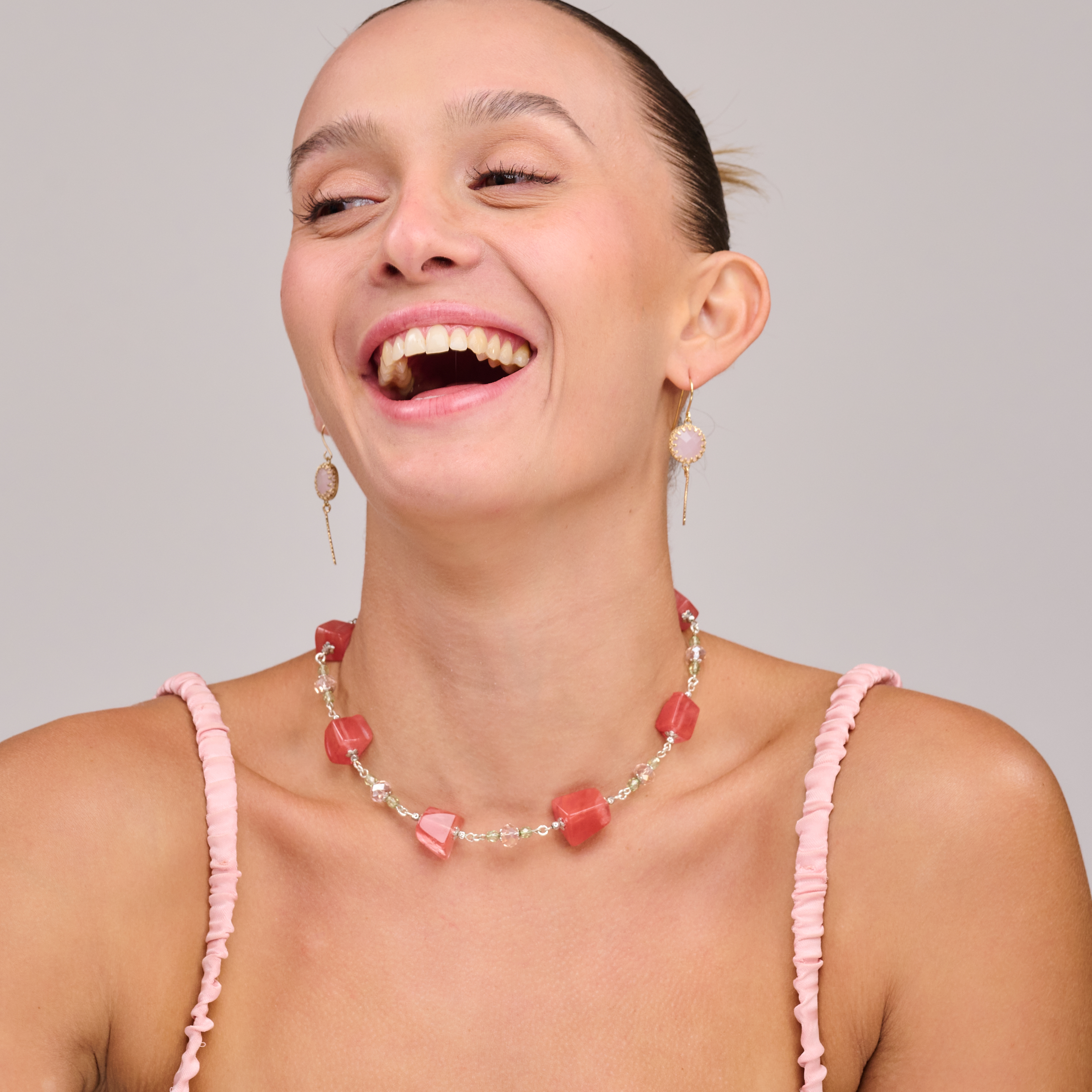 שרשרת רוחנית בעיצוב בוהו שיק עם אבני רוז קוורץ ואופליט, שני קריסטלים עדינים שמשלבים בין אהבה לרוגע. מושלם כמתנה עם משמעות או תוספת ייחודית ללוק נשי ורך. הצבעים השקופים-חלומיים משתלבים בצורה מרהיבה עם כל גוון עור.

