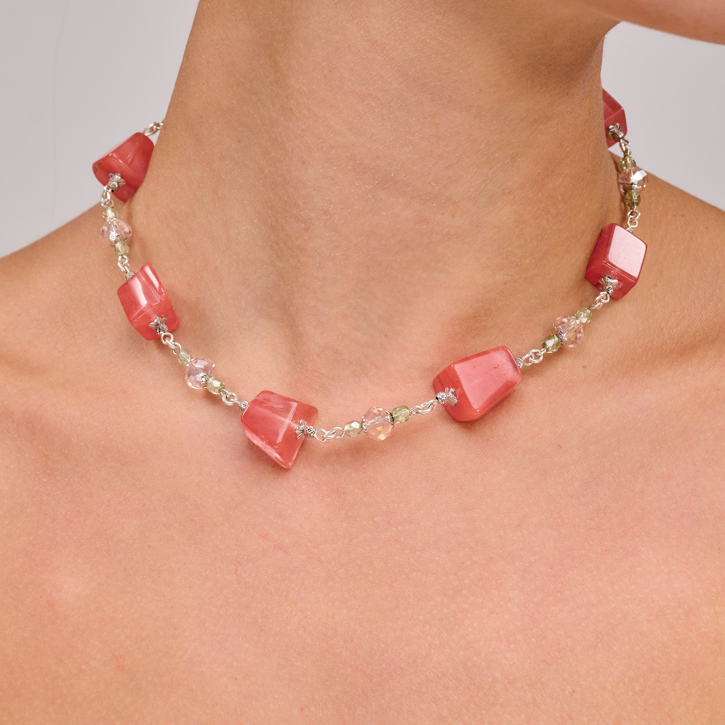 שרשרת בעבודת יד המשובצת אבני אופליט גדולות לצד אבני רוז קוורץ ורודות. אבני האופליט העגולות (בקוטר כ־15 מ