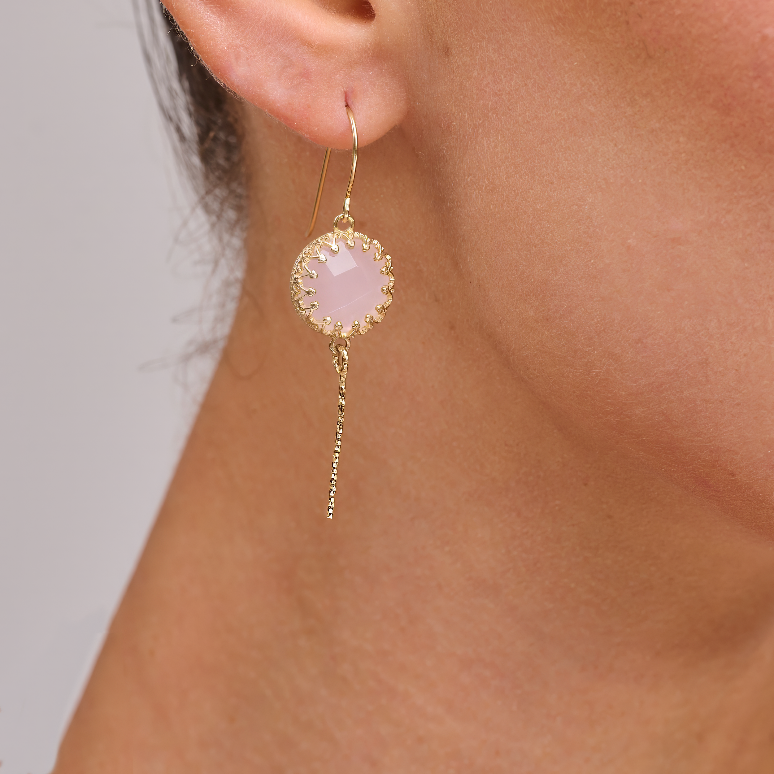 עגילים באורך בינוני, עשויים כסף מבריק עם אבן אופליט בגוון ורוד בהיר המזכיר את הרוז קווארץ. מראה נקי ונשי, מושלם למתנה מלאת אהבה, או כתכשיט שמשלים הופעה רכה ומאוזנת.
#עגילים_רוז_קוורץ #ורוד_עדין #עגילים_נשיים_ומרגשים #אופליט_ורדרד #סטייל_שקט #תכשיטים_אלגנטיים