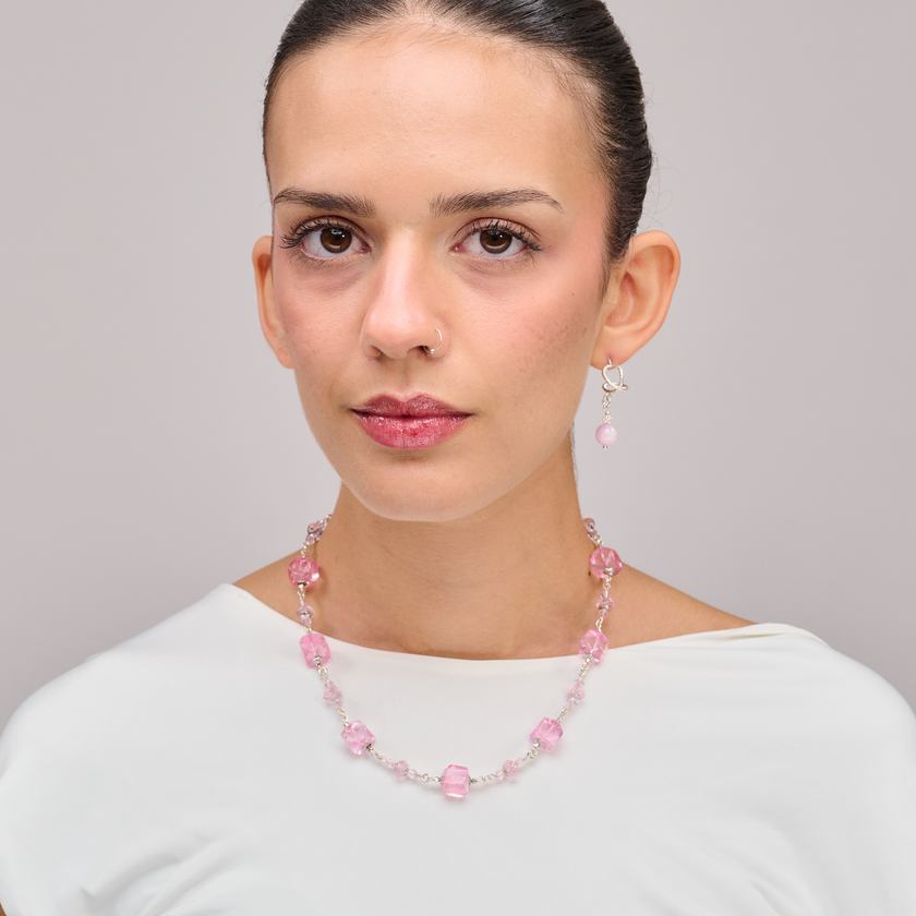 תכשיט אלגנטי ומעודן בצבעי ורוד בהיר, בגווני פודרה, אפרסק וורוד קריסטלי. האבנים משתלבות בהרמוניה מושלמת ליצירת שרשרת רכה למראה אך עשירה בנוכחות. אידאלית לשילוב עם לבוש קלאסי או בוהו רך – מתנה נפלאה לעצמך או לאישה אהובה.