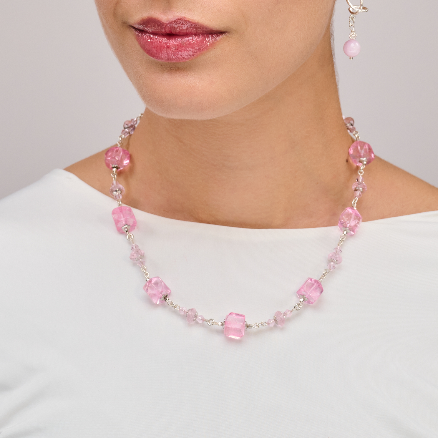 שרשרת קריסטלים בגוונים ורודים רכים, המסמלים אהבה עצמית, ריפוי רגשי ועדינות פנימית. האבנים הגדולות-בינוניות מלוטשות בקווים רכים ויוצרות מראה של זר פרחים קפוא בתוך קרח שקוף. עיצוב שמשלב רוחניות עם יופי טבעי – מתנה מושלמת מהלב.