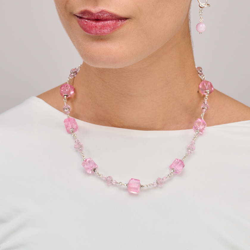 שרשרת קריסטלים בגוונים ורודים רכים, המסמלים אהבה עצמית, ריפוי רגשי ועדינות פנימית. האבנים הגדולות-בינוניות מלוטשות בקווים רכים ויוצרות מראה של זר פרחים קפוא בתוך קרח שקוף. עיצוב שמשלב רוחניות עם יופי טבעי – מתנה מושלמת מהלב.