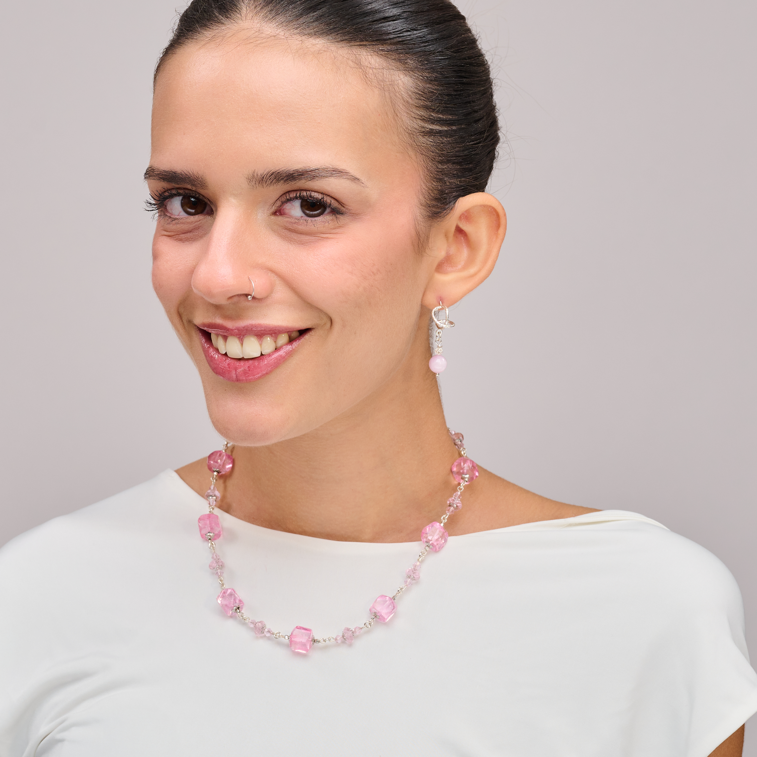 תכשיט מרהיב בצבעי ורוד פסטלי – אבנים בגימור מלוטש בצורות שונות יוצרות מראה עדין, רך ונשי במיוחד. השרשרת מעוצבת בקווים רומנטיים ומשדרת רוגע, איזון ואהבה. מתאימה לאירוע מיוחד, יום נישואין או כפינוק עצמי מלא חמלה וזוהר.