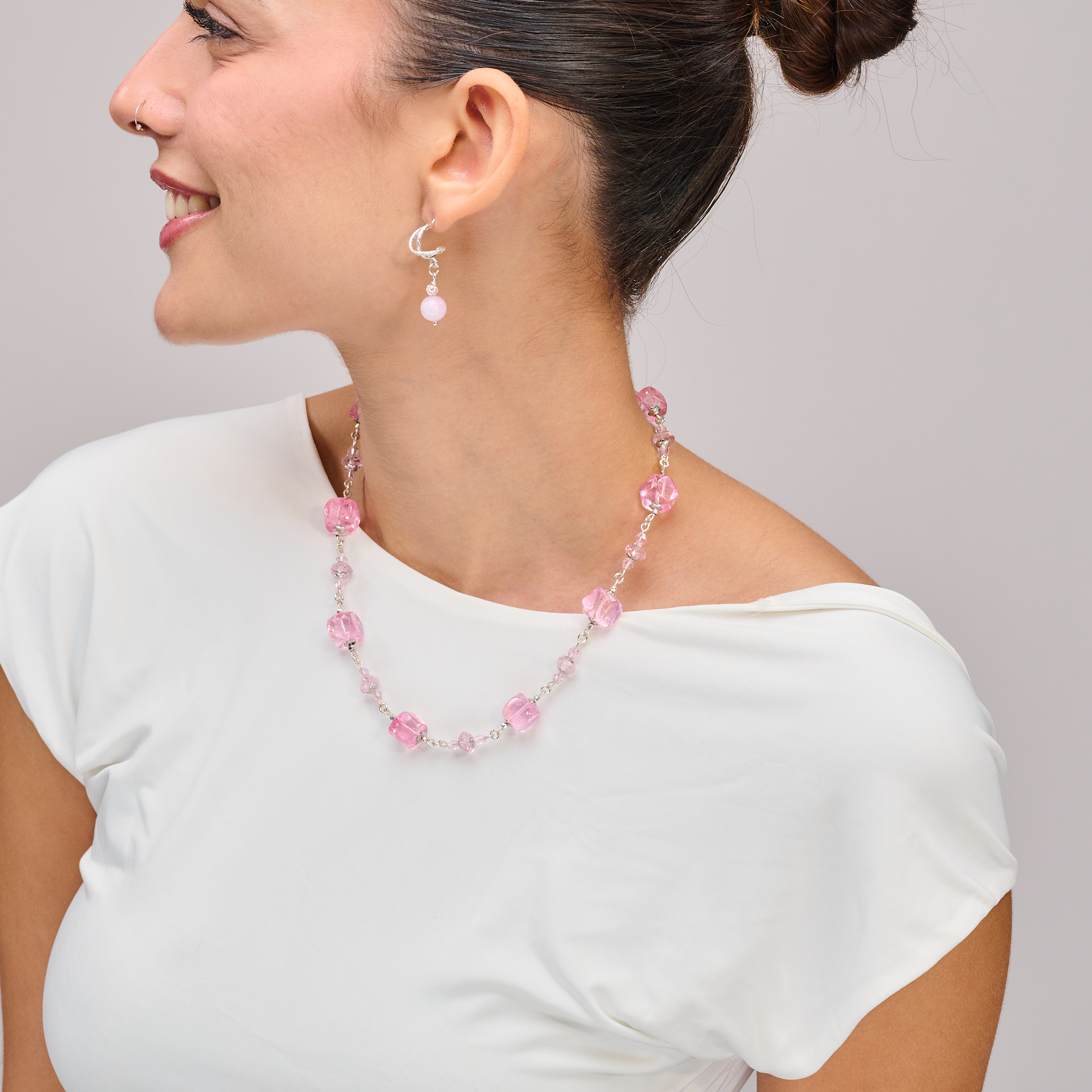 ענק מעודן המשובץ באבנים בגווני ורוד חלומי – מהוורוד הפודרתי העדין ועד ורדרד שקוף עם נצנוץ פנימי. התכשיט נוצר בעבודת יד מוקפדת, ומשדר רוך, אלגנטיות ורומנטיקה שקטה. מושלם לכלות, לאירועים חגיגיים או לאישה שמחפשת תכשיט ייחודי אך לא צעקני.