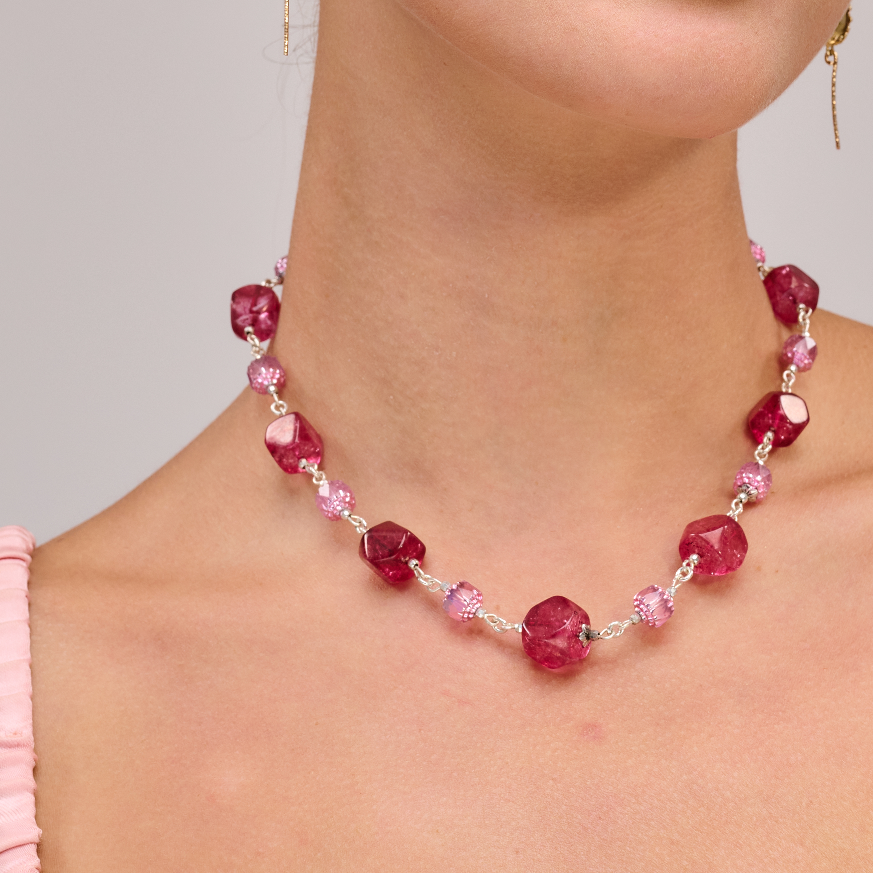 שרשרת מהפנטת בגוונים משתנים – מוורוד בהיר ועד בורדו יין עמוק. האבנים משדרות חמימות, תשוקה ורוך נשי. מתאימה ללוק ערב אלגנטי או למראה יום-יומי עם נוכחות, ומהווה מתנה מושלמת לאוהבות תכשיטים עם אופי.