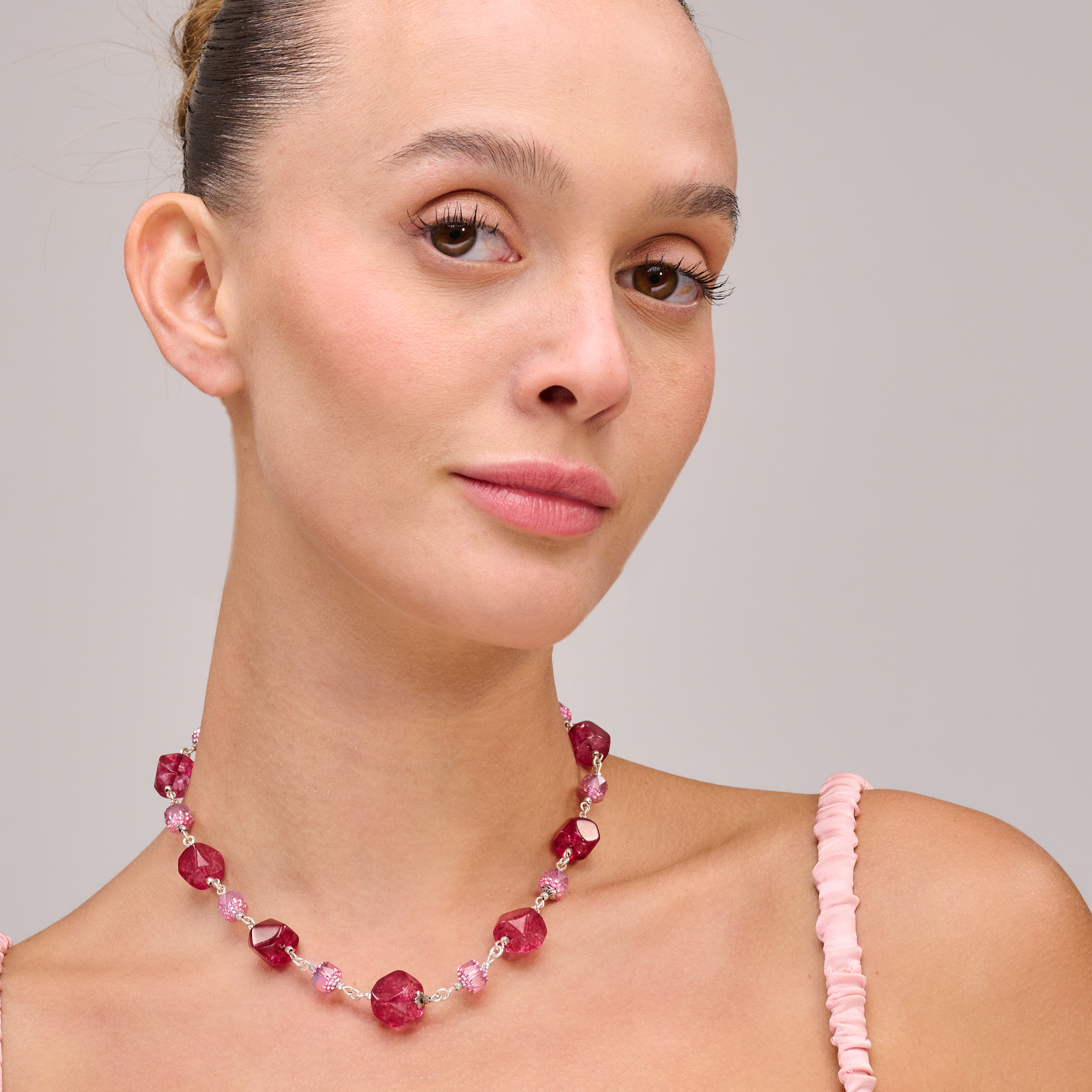 תכשיט נשי ומרשים עם אבני חן בגווני ורוד פודרה, אפרסק ובורדו כהה. השילוב בין צבעים רכים לבין גוונים עזים יוצר קונטרסט מעודן ויוקרתי. כל אבן נבחרה בקפידה ומשובצת בעבודת יד ליצירת שרשרת רומנטית עם טאץ' דרמטי.
